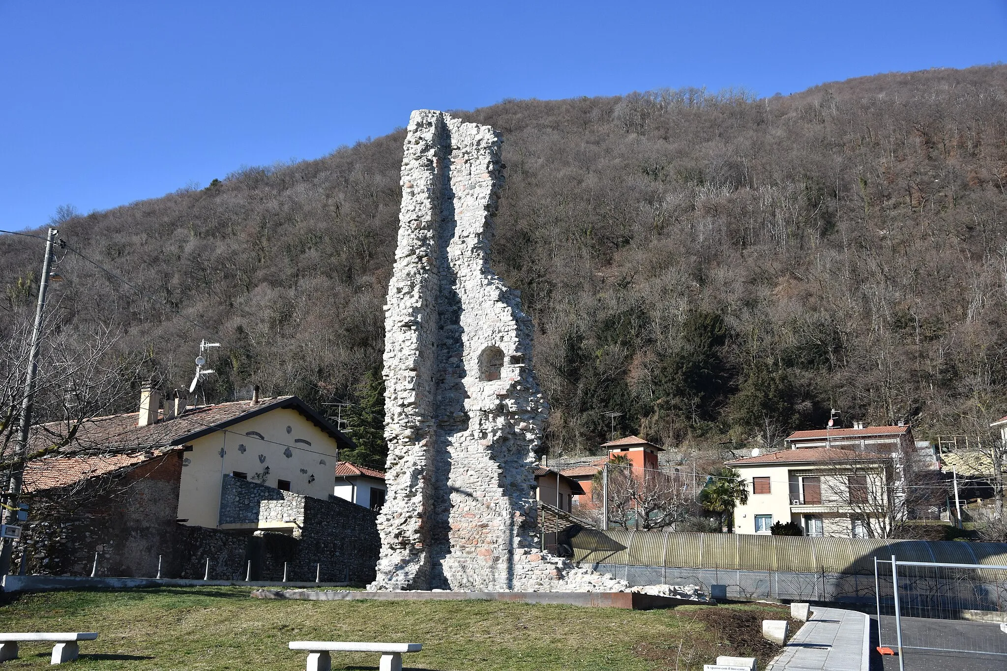 Photo showing: La Torre Pezza, rovina di un avamposto di epoca medievale situata a Induno Olona, in provincia di Varese.
