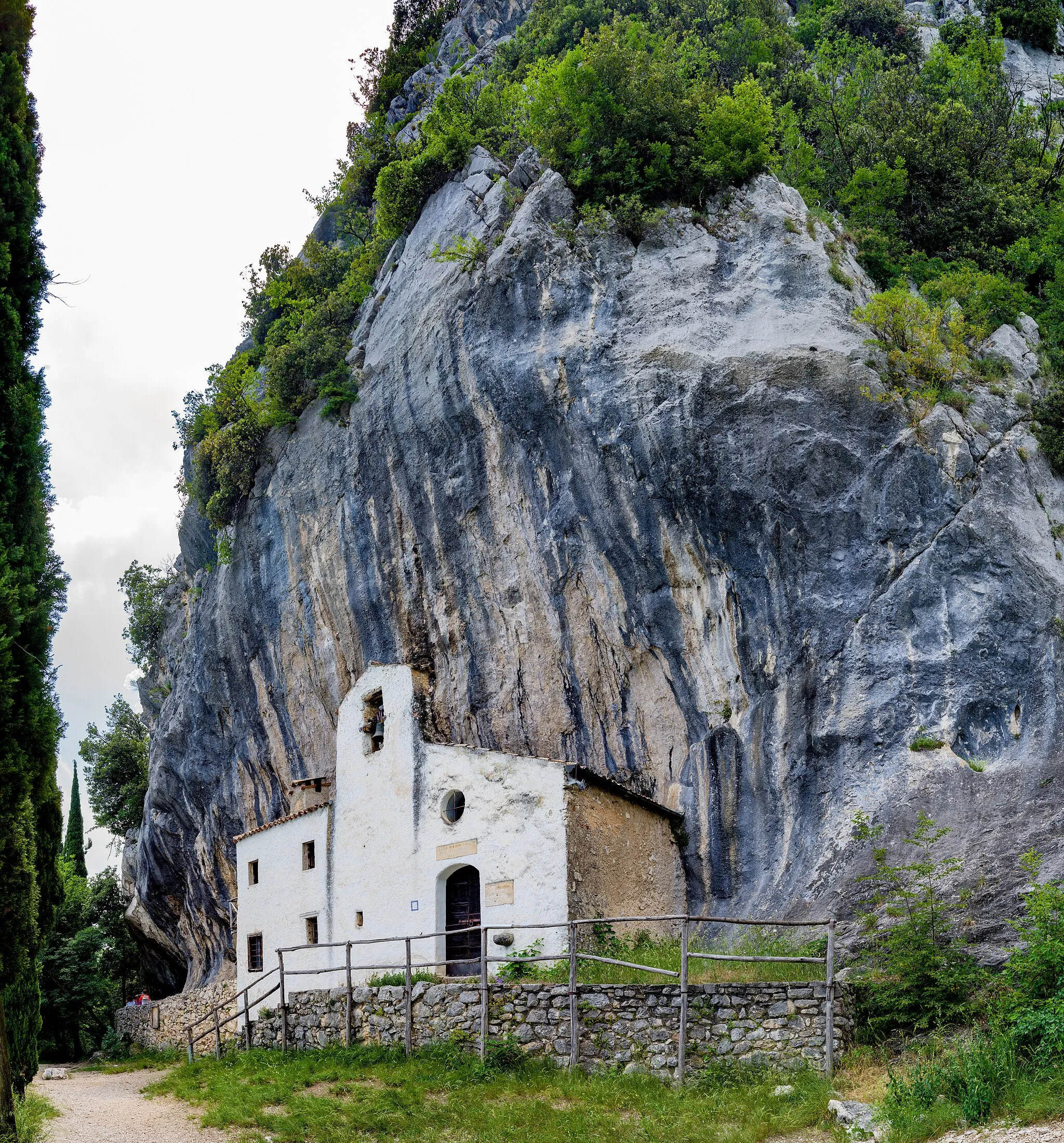 Photo showing: The Eremo di San Valentino heremitage above Gargnano, Lake Garda.
