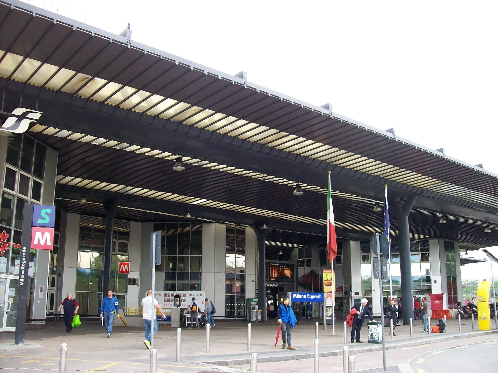 Photo showing: The front of the Milano Rogoredo railway station in Milan, Italy