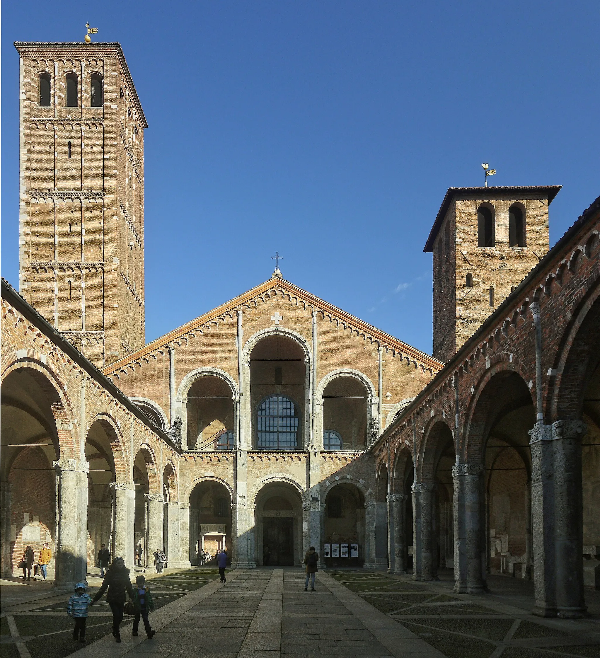 Photo showing: Atrium of the Basilica of Sant'Ambrogio.