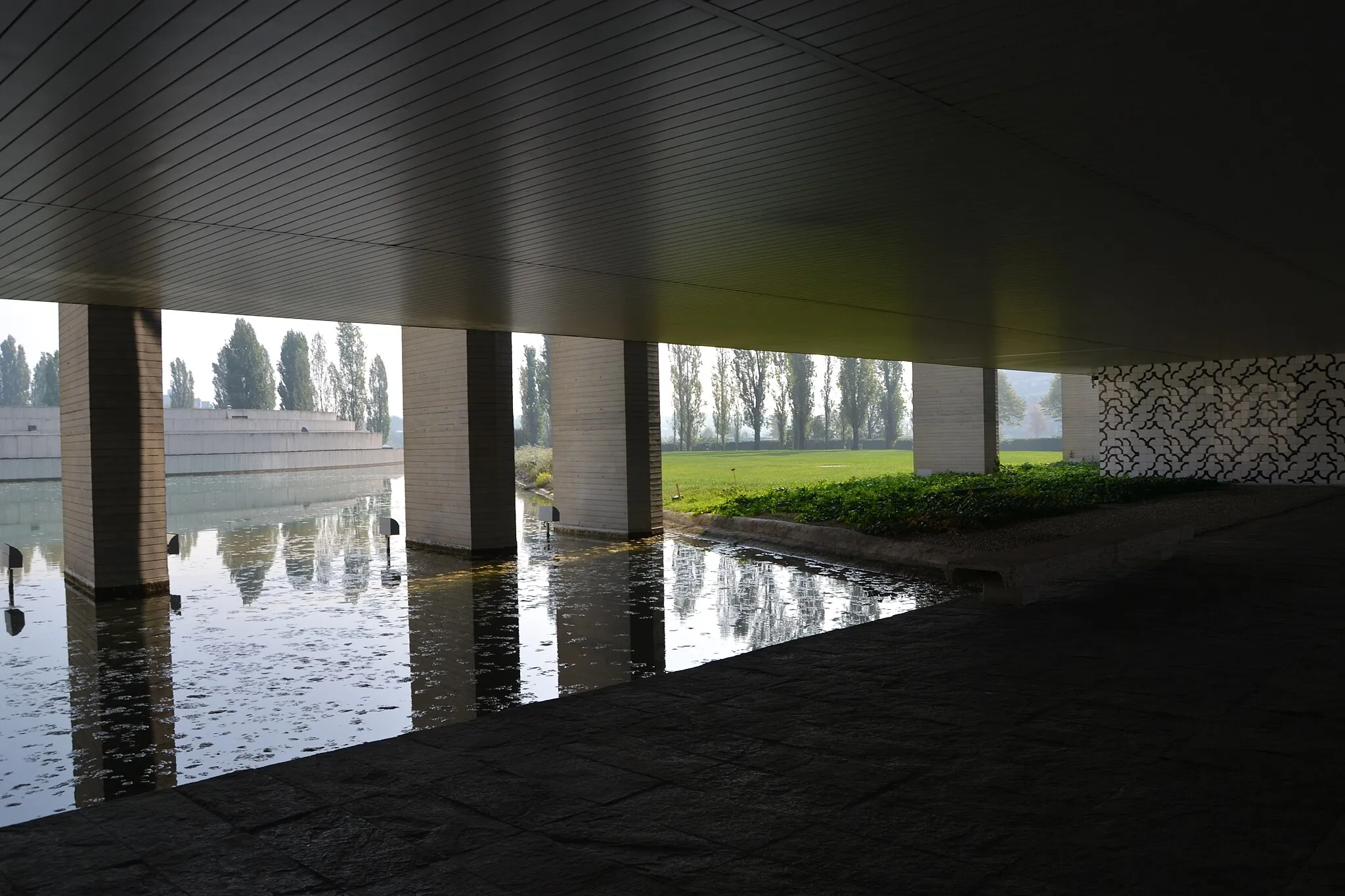 Photo showing: Mondadori headquarters by Oscar Niemeyer (1967 - 1970), Segrate (Milano).