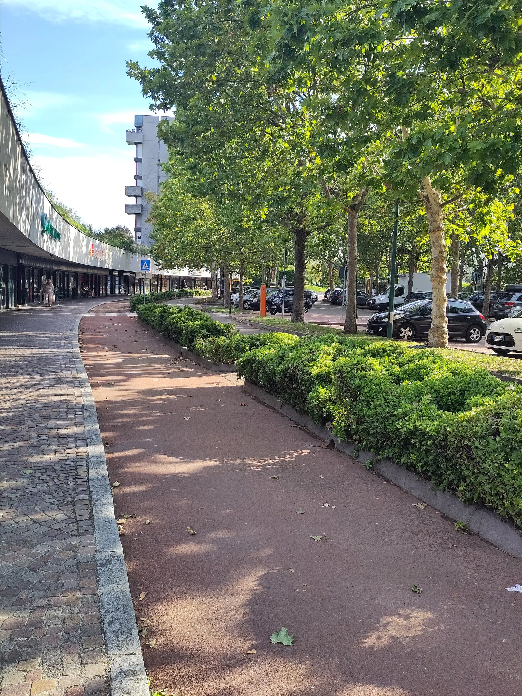 Photo showing: Pista ciclabile in piazza Centro commerciale nel Quartiere San Felice a Segrate (luglio 2023)