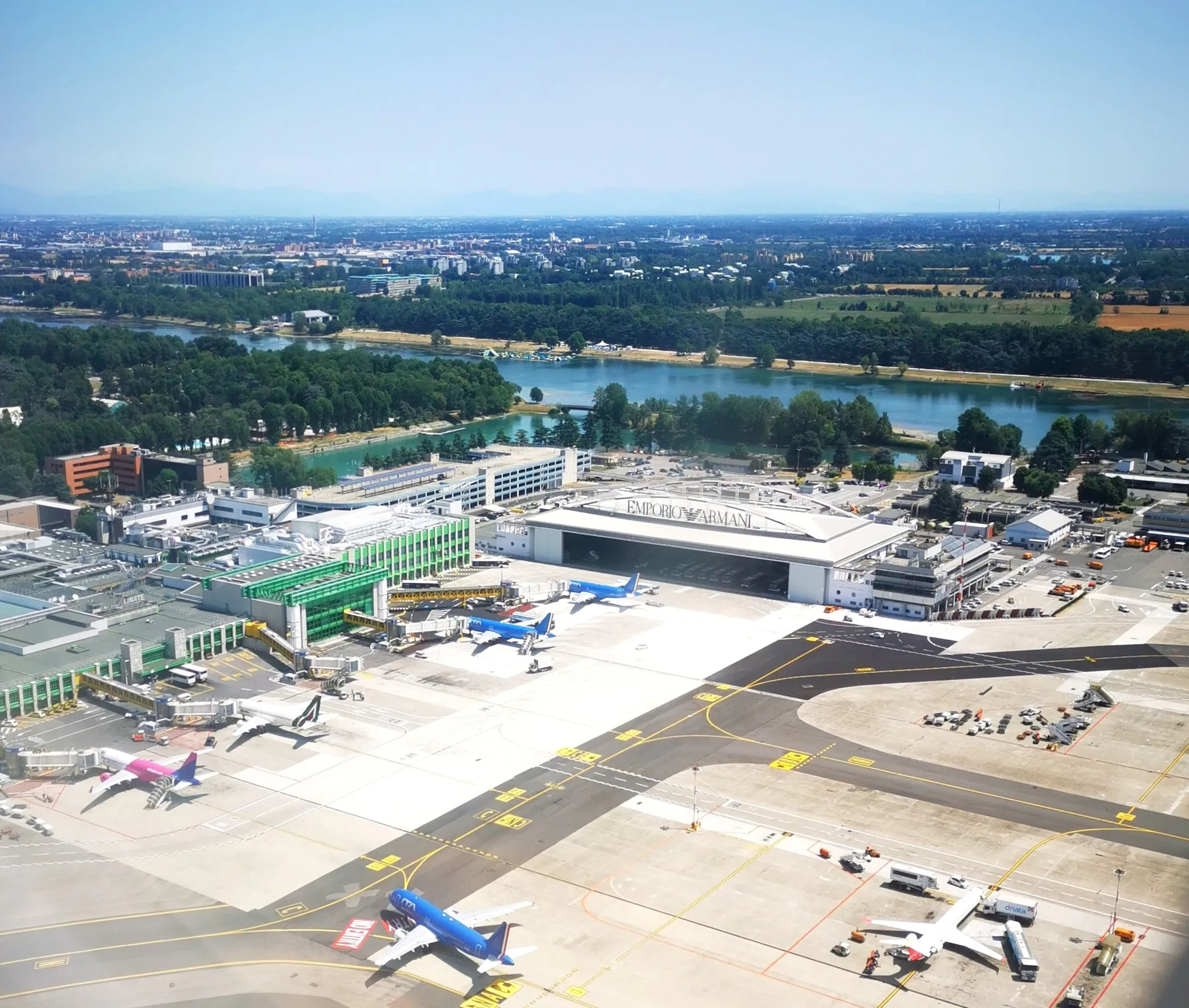 Photo showing: Milan Linate airport terminal.
