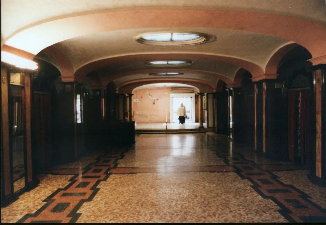 Photo showing: Entrance hall in Albergo Diurno Venezia in Milan