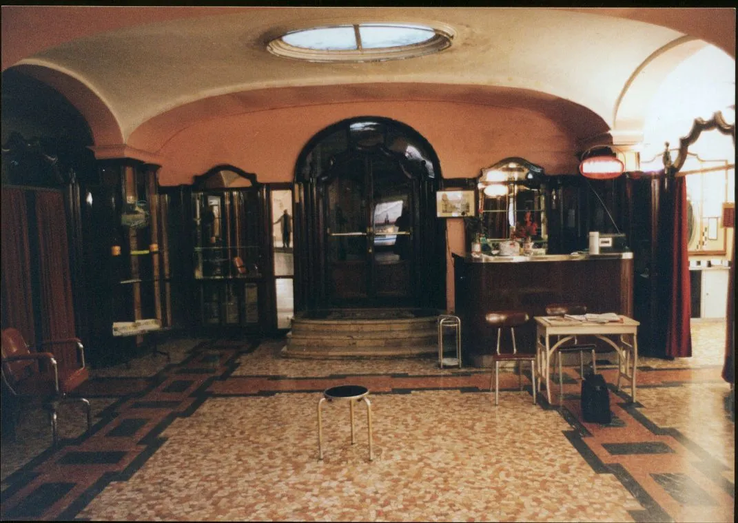 Photo showing: Barber's shop in Albergo Diurno Venezia in Milan