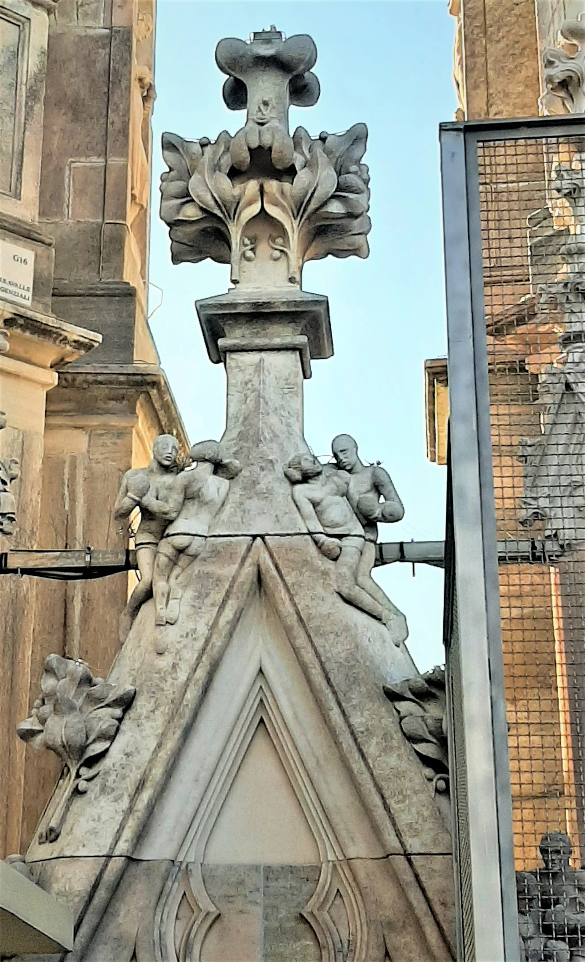 Photo showing: Guglia del duomo di Milano omaggio a Primo Carnera