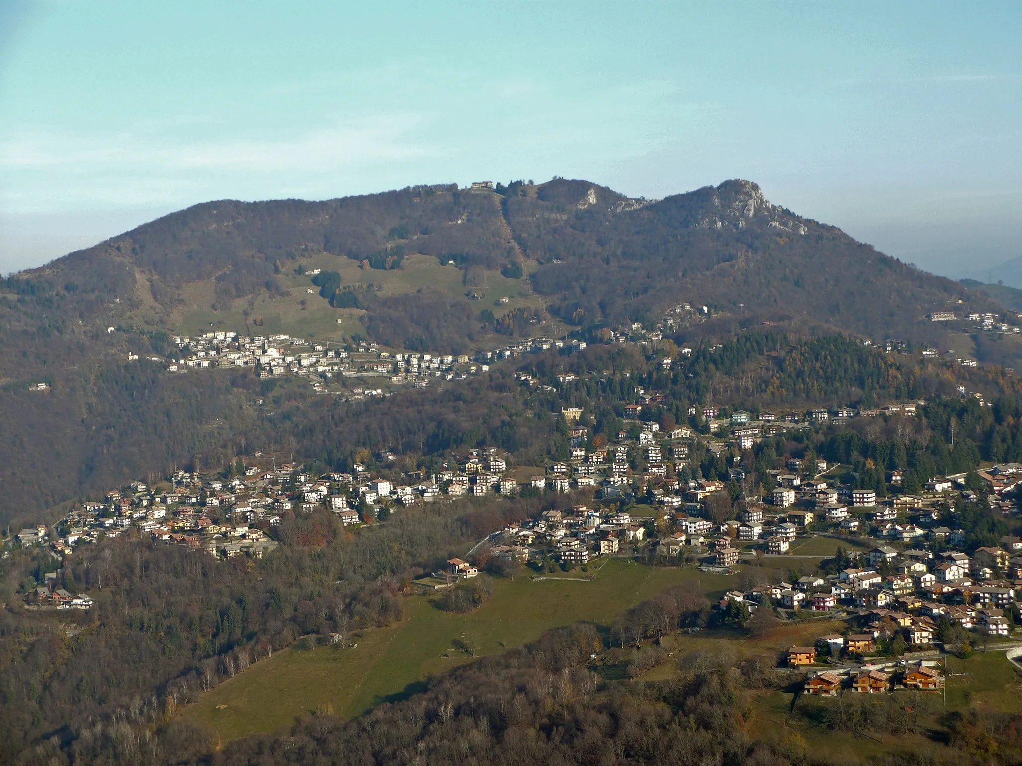 Photo showing: View of Monte Poieto and Monte Cornagera from Salmezza