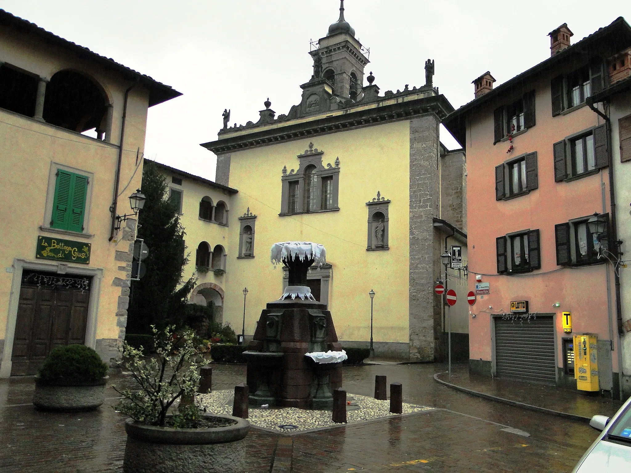 Photo showing: Il Fontanone e la chiesa parrocchiale. Piazza Vecchia di Casnigo (BG)
