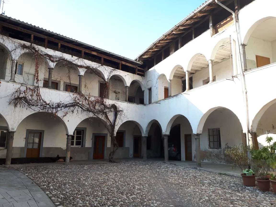 Photo showing: Cortile interno dell'ex convento di San Salvatore delle monache Clarisse a Fino del Monte, Val Seriana Superiore, Provincia di Bergamo