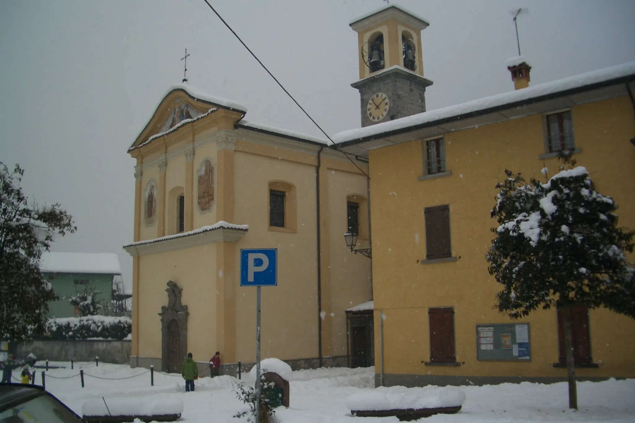 Photo showing: Panorama della Piazza Maria Ausiliatrice della frazione Beata di Pian Camuno durante la nevicata del 27.01.2006