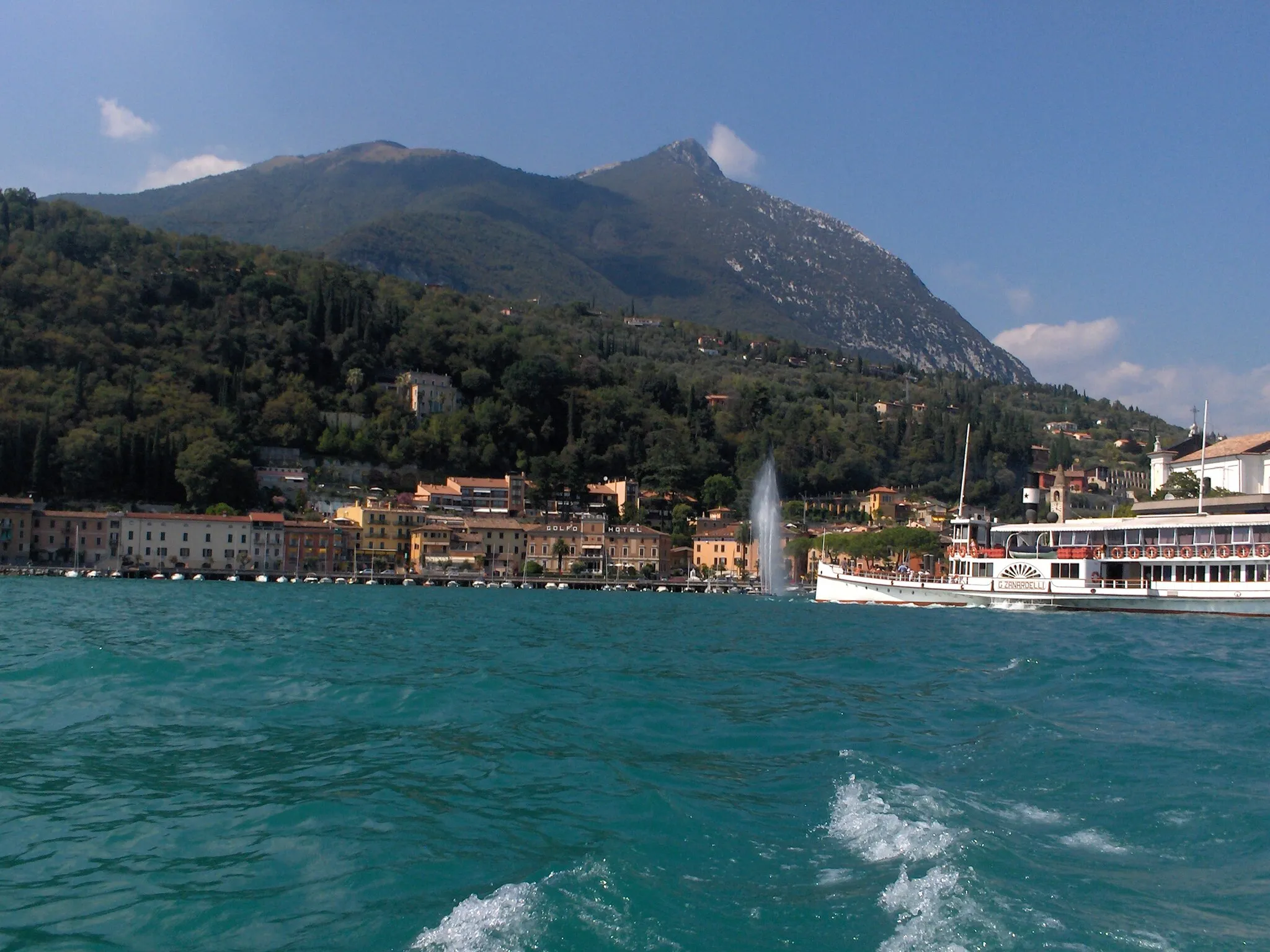 Photo showing: Monte Pizzoccolo visto dal golfo di Maderno