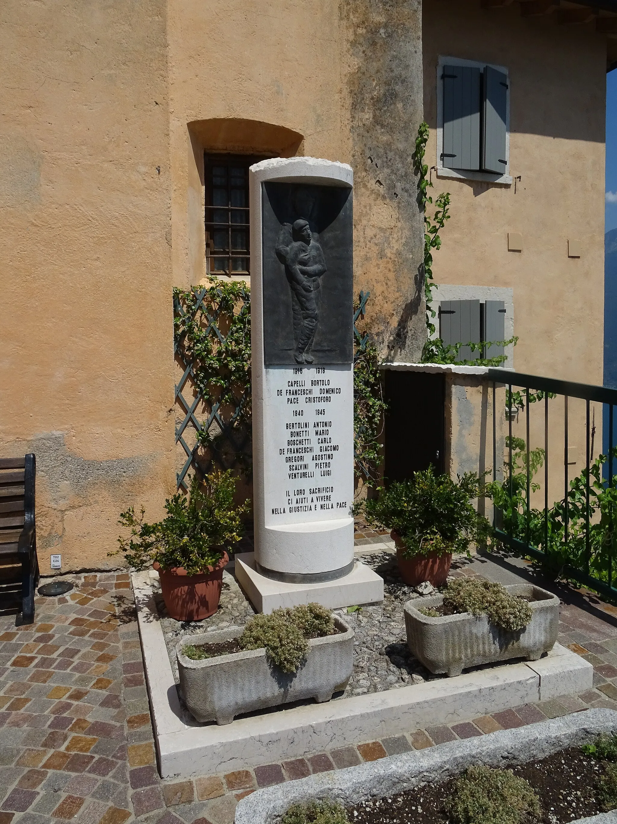 Photo showing: Muslone (Gargnano, Lombardy, Italy) - War memorial