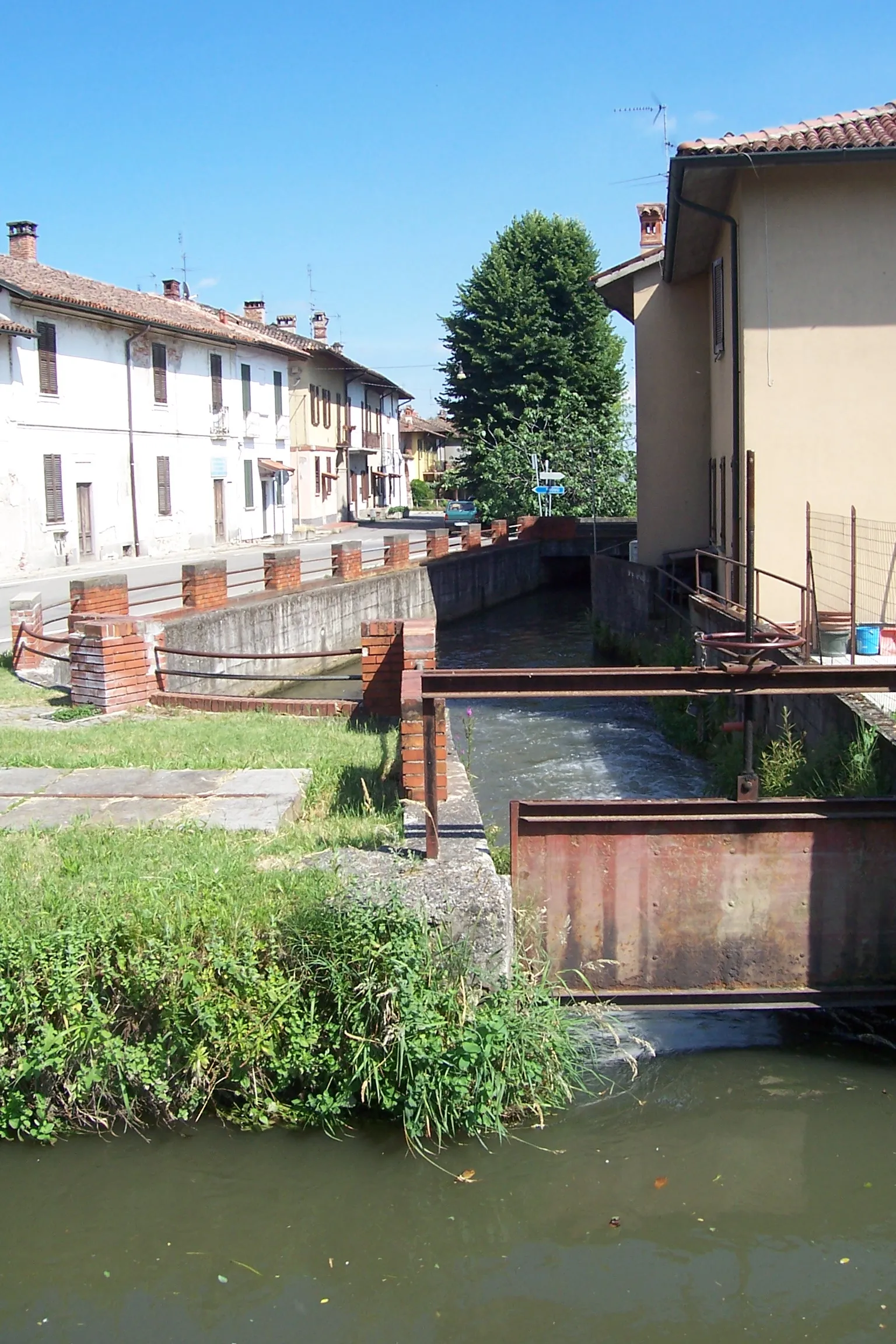 Photo showing: Bereguardo Dalla fine del Naviglio, l'Una Roggia scende al Ticino