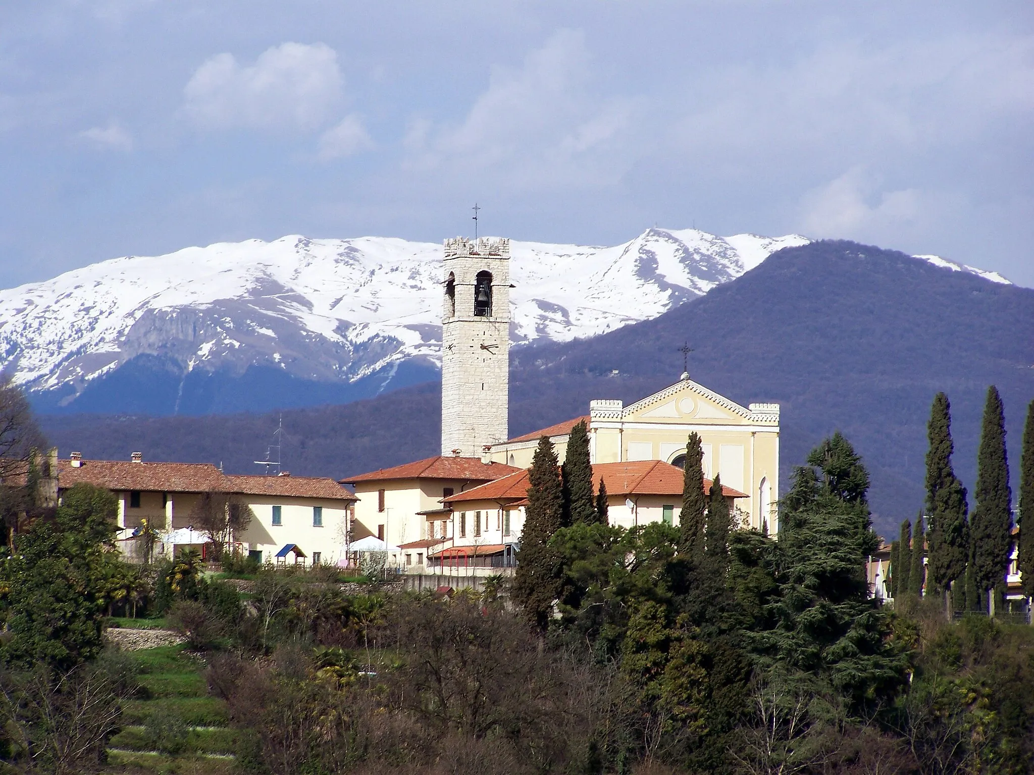 Photo showing: La Chiesa Parrocchiale di San Bartolomeo a Bornato, vista dalla frazione di Costa.