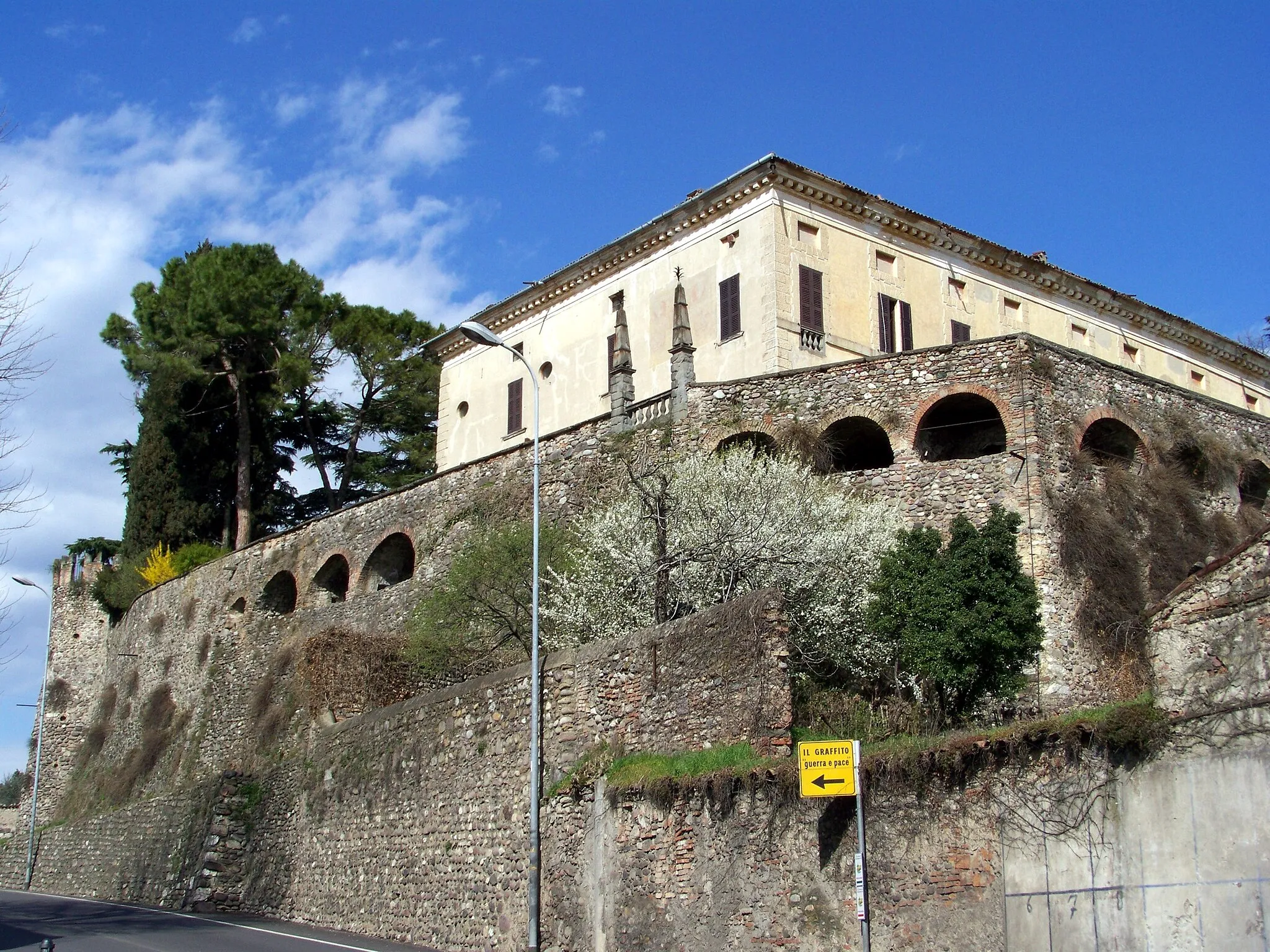 Photo showing: Muraglia occidentale e torre di nord-ovest del Castello di Bornato