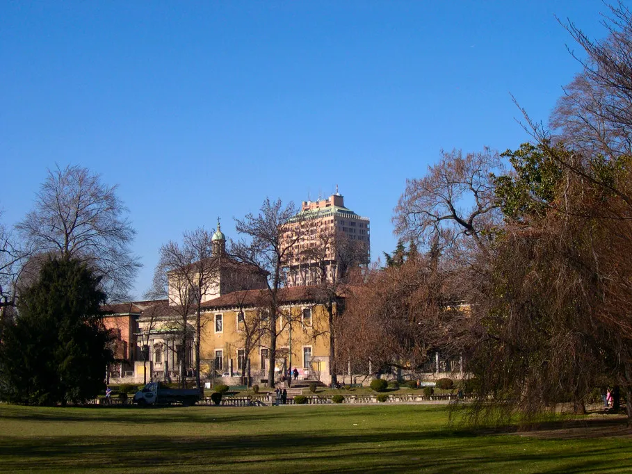 Photo showing: I Giardini di Guastalla con la it:Torre Velasca sullo sfondo, a Milano.
Foto scattata da Stefano Trezzi (it:Utente:Yoruno) e da me licenziata secondo la licenza sotto indicata.