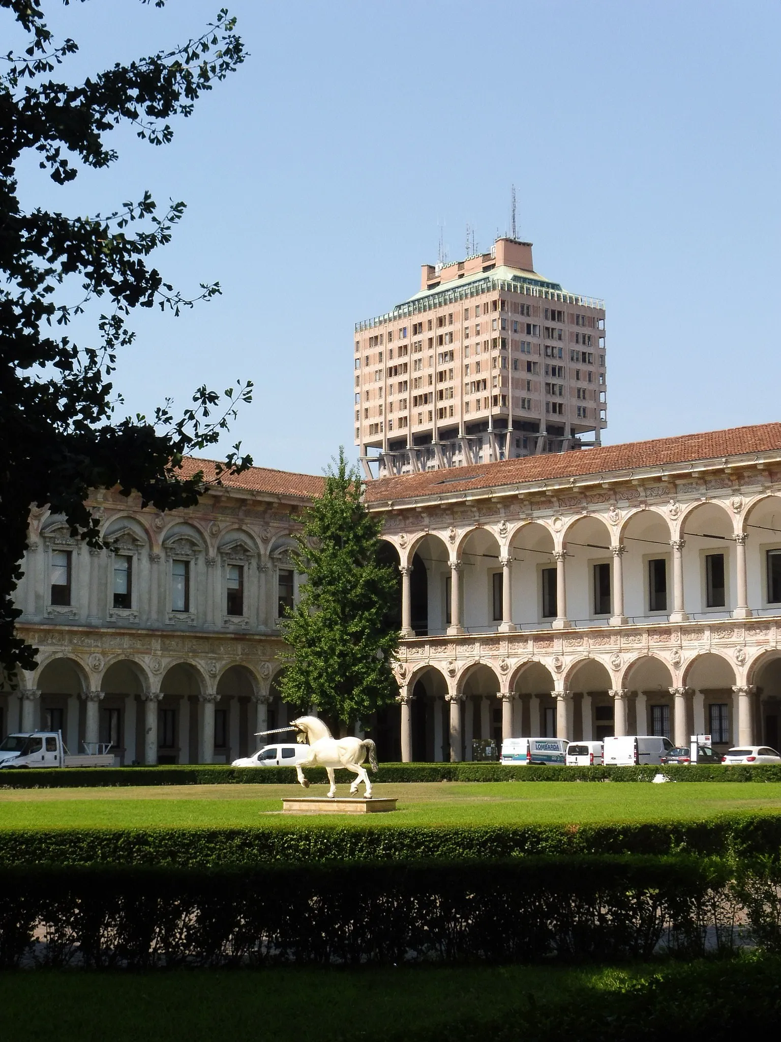 Photo showing: Milano, Ca' Granda, cortile del Filarete e unicorno sotto la torre Velasca