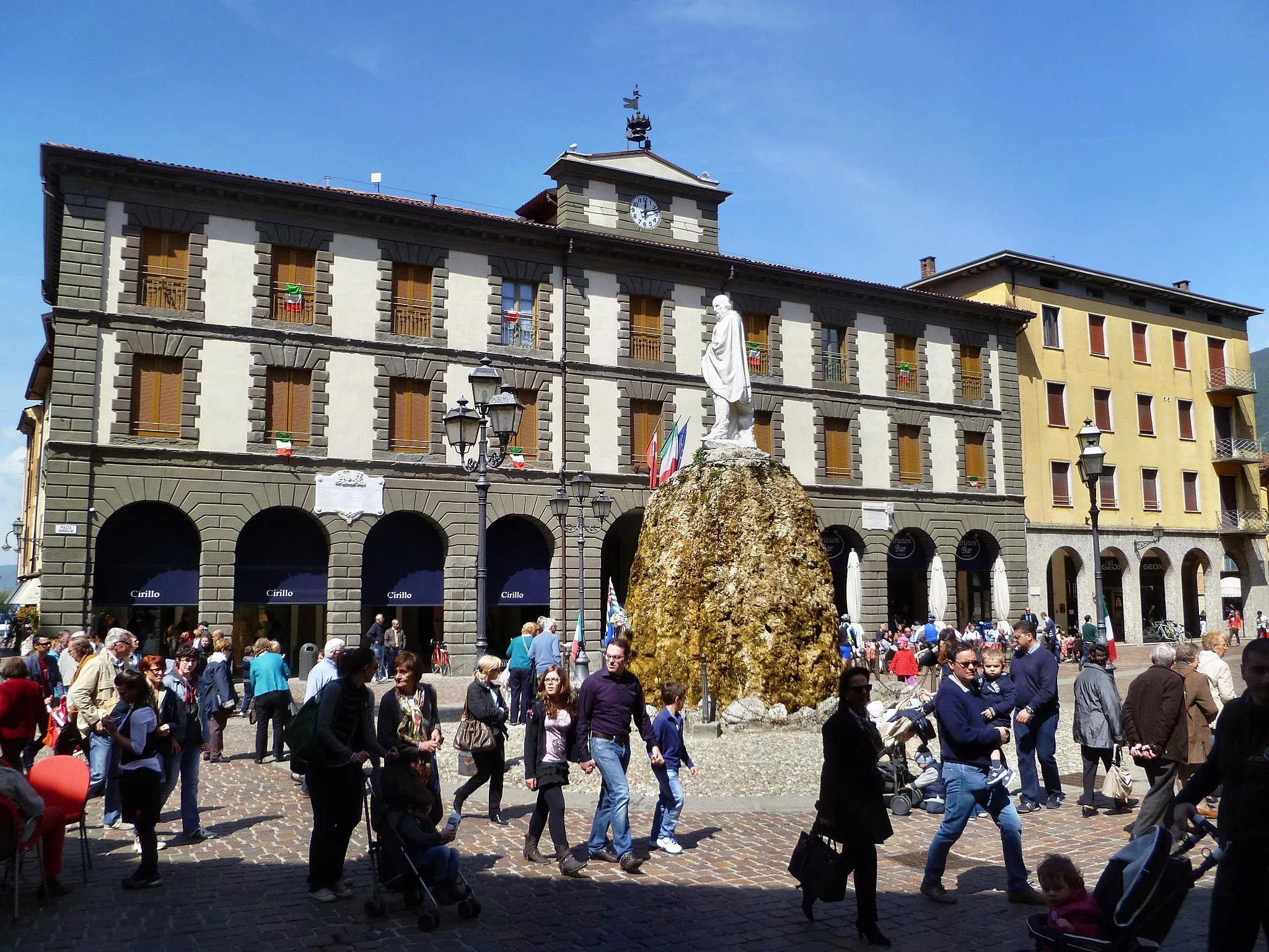 Photo showing: Garibaldi Square with the Garibaldi monument and "Vantini" Palace, the Town Hall; Iseo (Lombardy), Italy