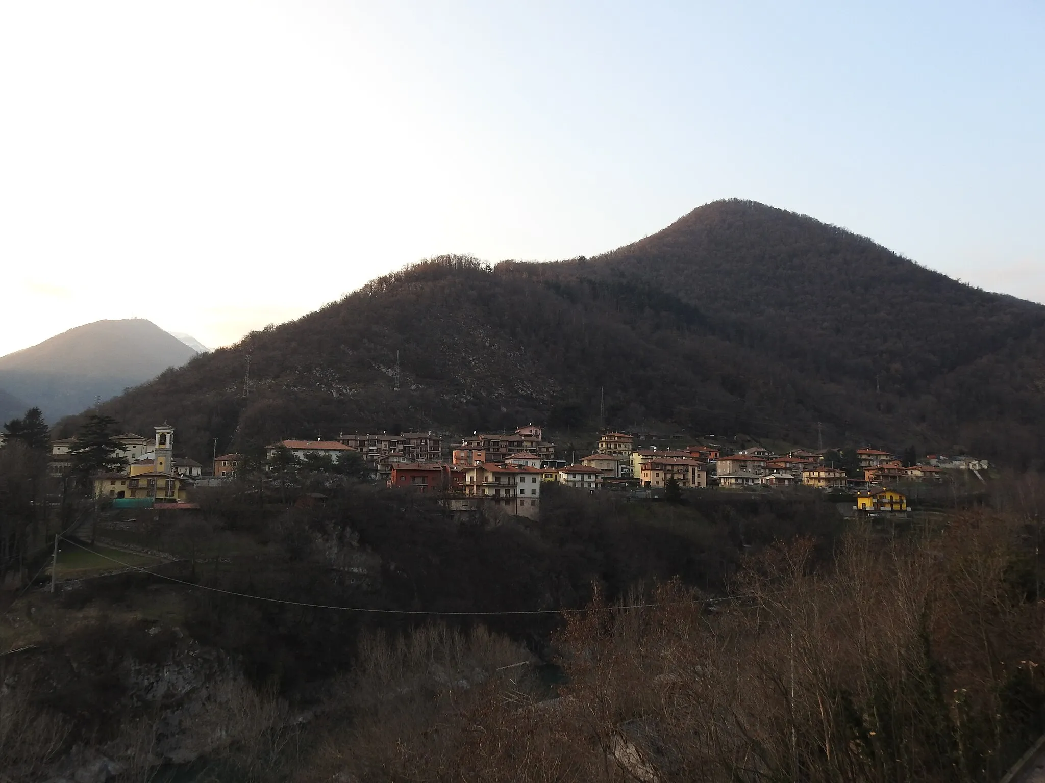 Photo showing: Il comune di Clanezzo ed il Monte Ubione