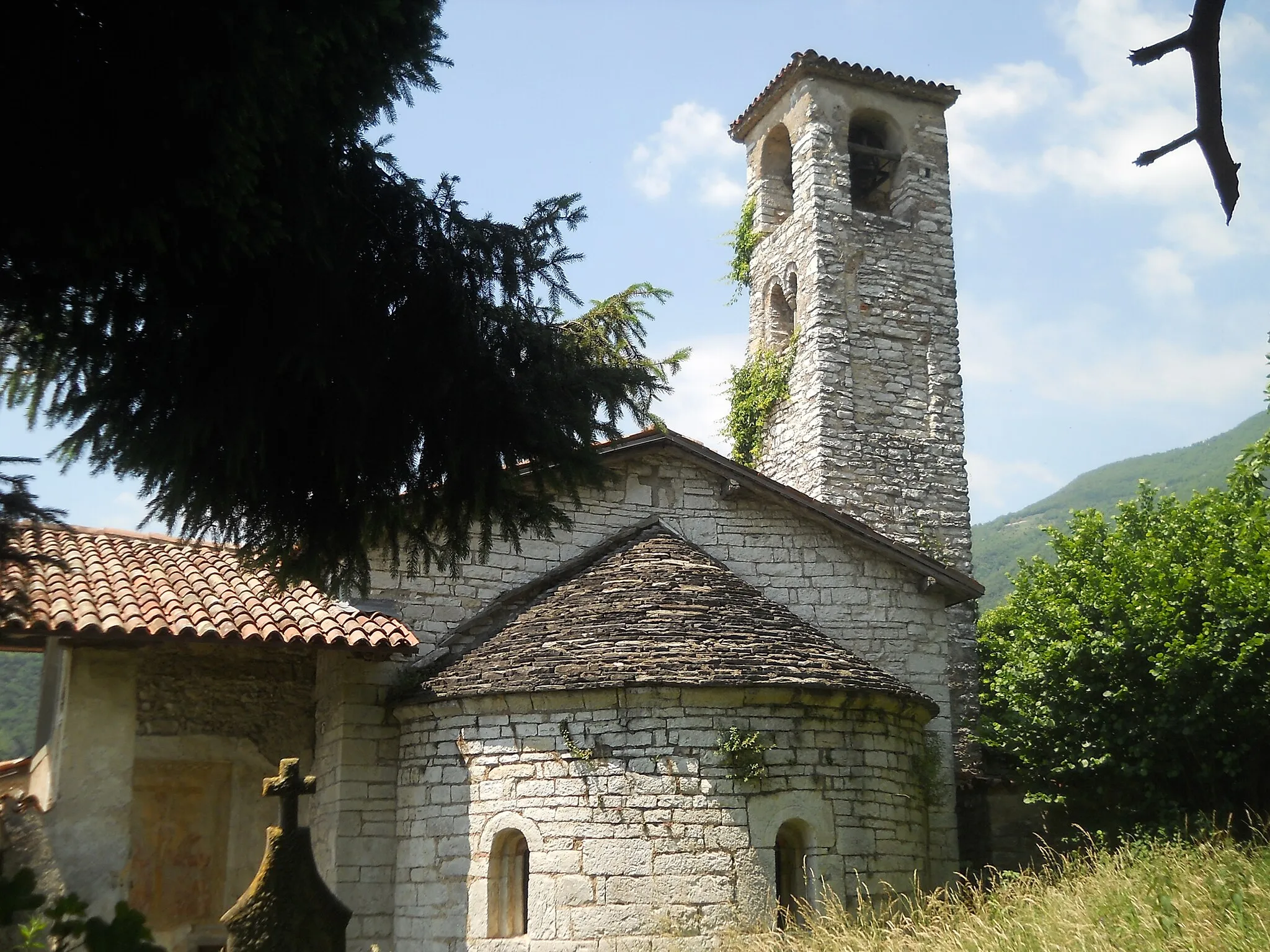 Photo showing: Abside della chiesa romanica del complesso di Sant'Alessandro in Canzanica ad Adrara San Martino