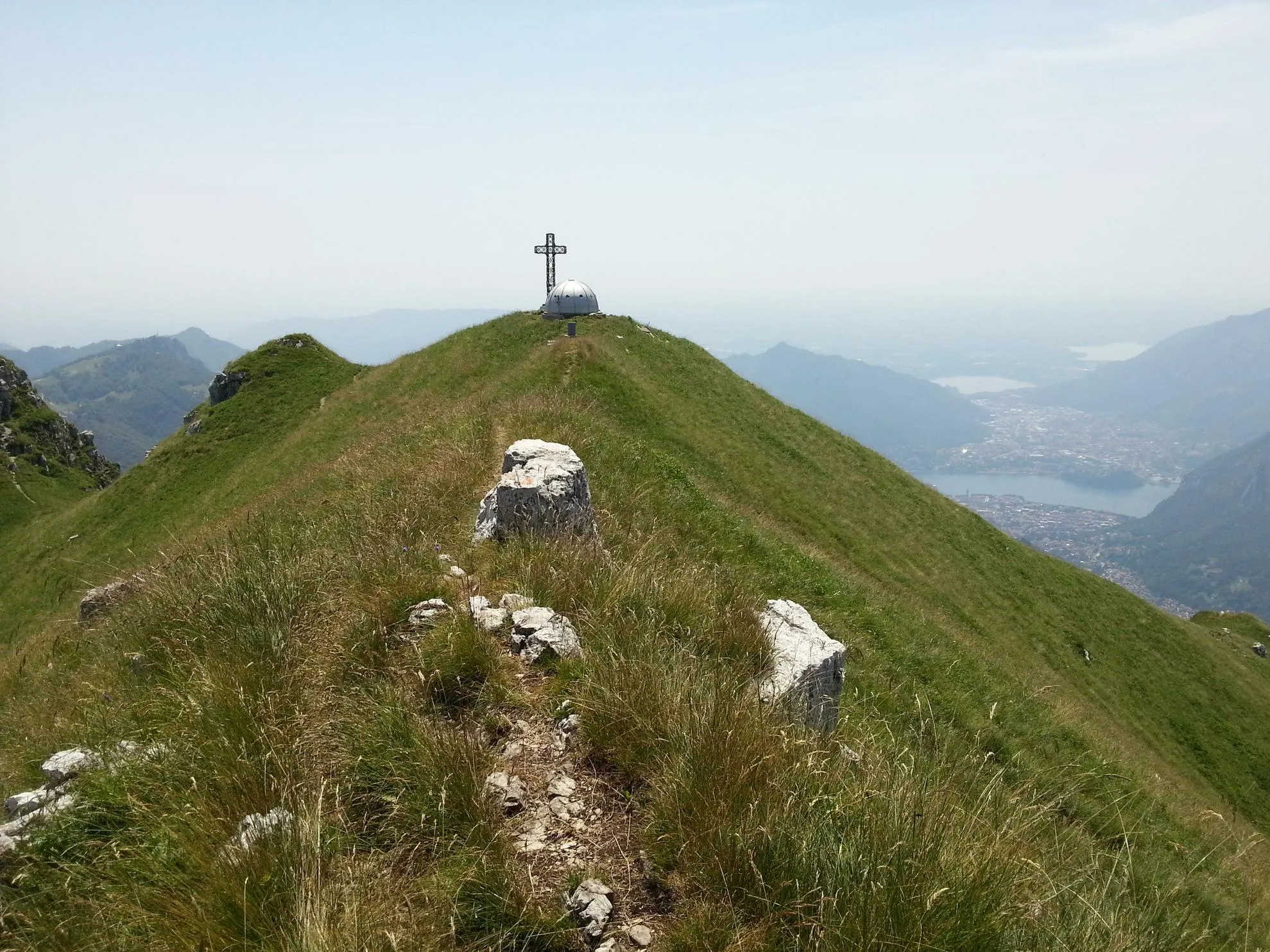 Photo showing: Il Bivacco Locatelli, Milani, Scaioli sul Monte Due Mani, come appare proveniendo dalla cima più elevata del monte.