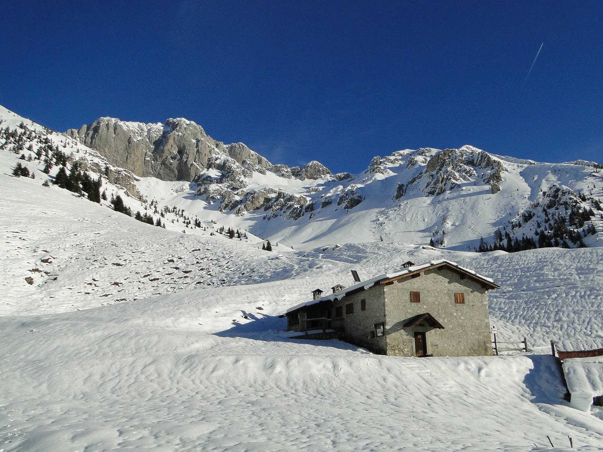 Photo showing: Malga Presolana, sullo sfondo la Presolana. Castione della Presolana (BG)