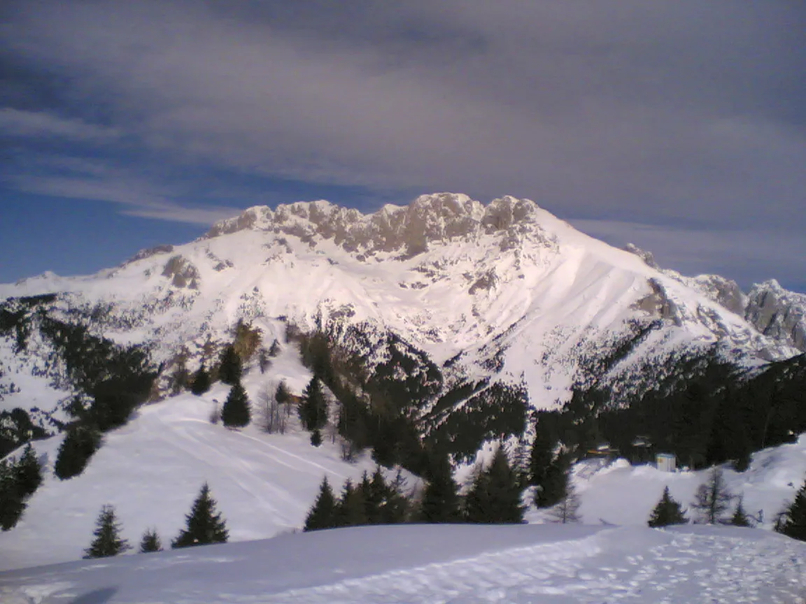 Photo showing: La parete sud della presolana: Da sinistra a destra, le maggiori cime del gruppo: la Presolana di Castione (2474m), la Presolana Occidentale (2521m), la Presolana Centrale (2517 m), la Presolana Orientale (2490 m) e il Monte Visolo (2370 m), appena più a destra della Cima Orientale. In primo piano rispetto alla cima Occidentale: il Pizzo di Corzene (2012 m), mentre sono appena visibili, sulla destra, le Quattro Matte (2122m). La foto è stata scattata dal Monte Scanapà