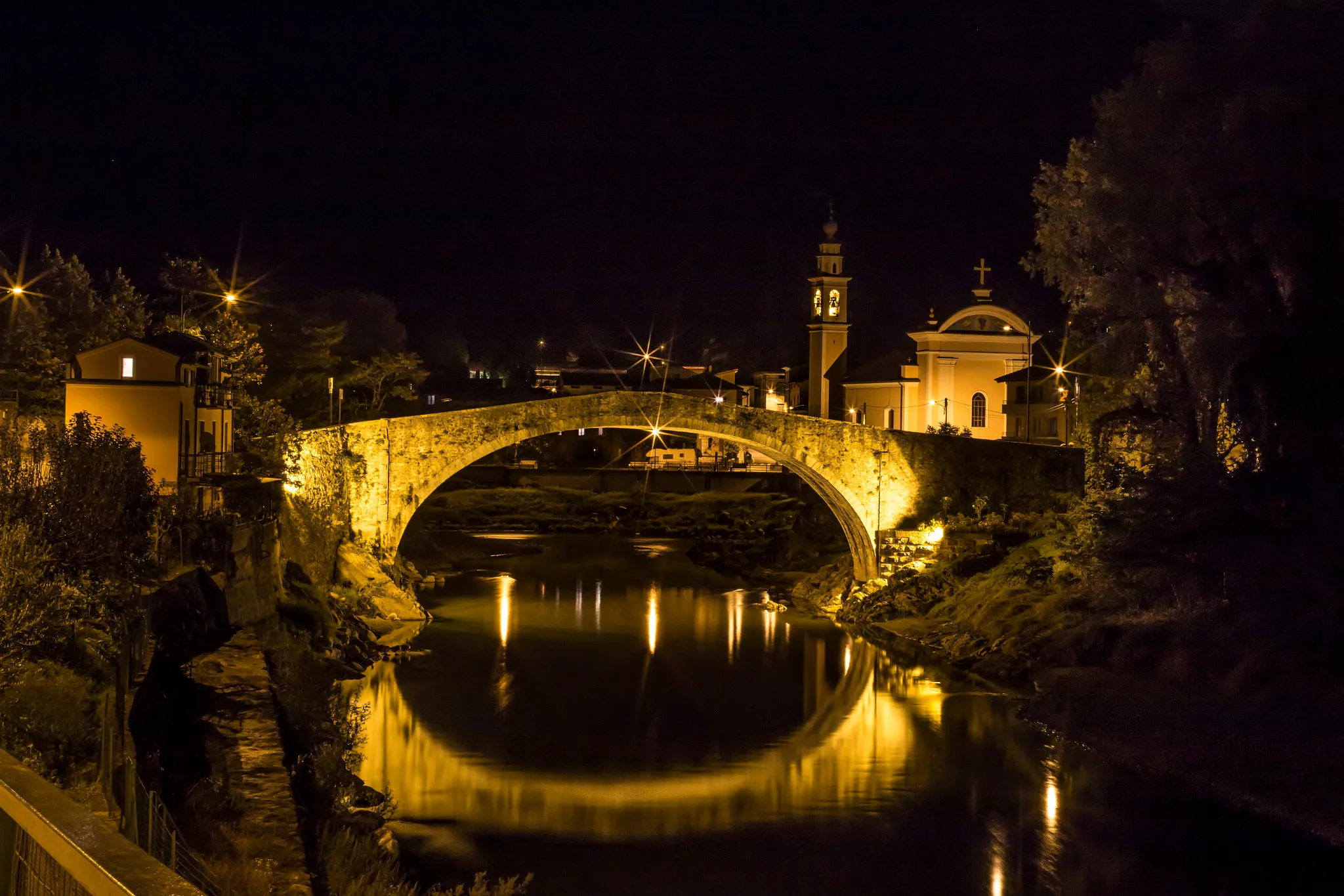 Photo showing: 500px provided description: Scatto del Ponte vecchio ora adibito solo a passaggio pedonale costruito nel periodo romano del piccolo paesino di Montecchio (BS) Italy situato in vallecamonica. [#sky ,#city ,#winter ,#street ,#water ,#cold ,#travel ,#night ,#light ,#italy ,#urban ,#architecture ,#lights ,#love ,#500px ,#canon ,#long exposure ,#sigma ,#lombardy ,#brescia ,#montecchio ,#vallecamonica]