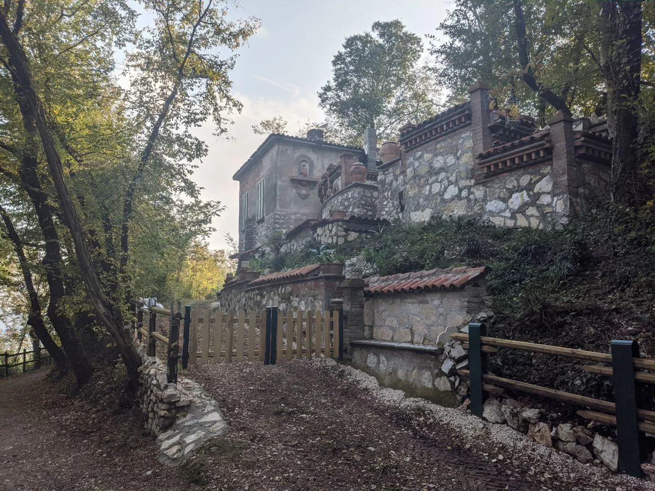 Photo showing: L'entrata di Castelveder in Monticelli Brusati, fotografata dalla strada che scende verso Costa