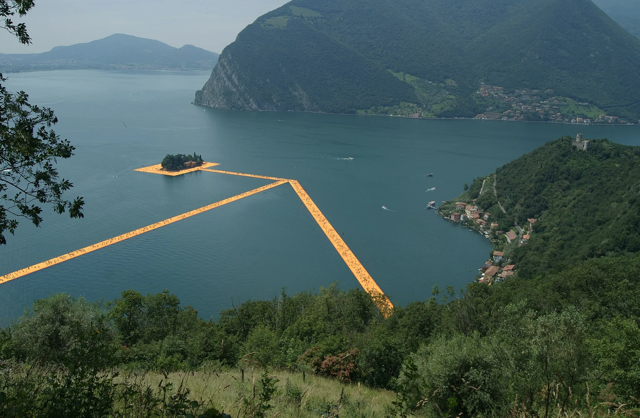 Photo showing: Isola di San Paolo: Part of The Floating Piers installation seen from the top of Monte Isola (Suantuario Madonna della Ceriola)