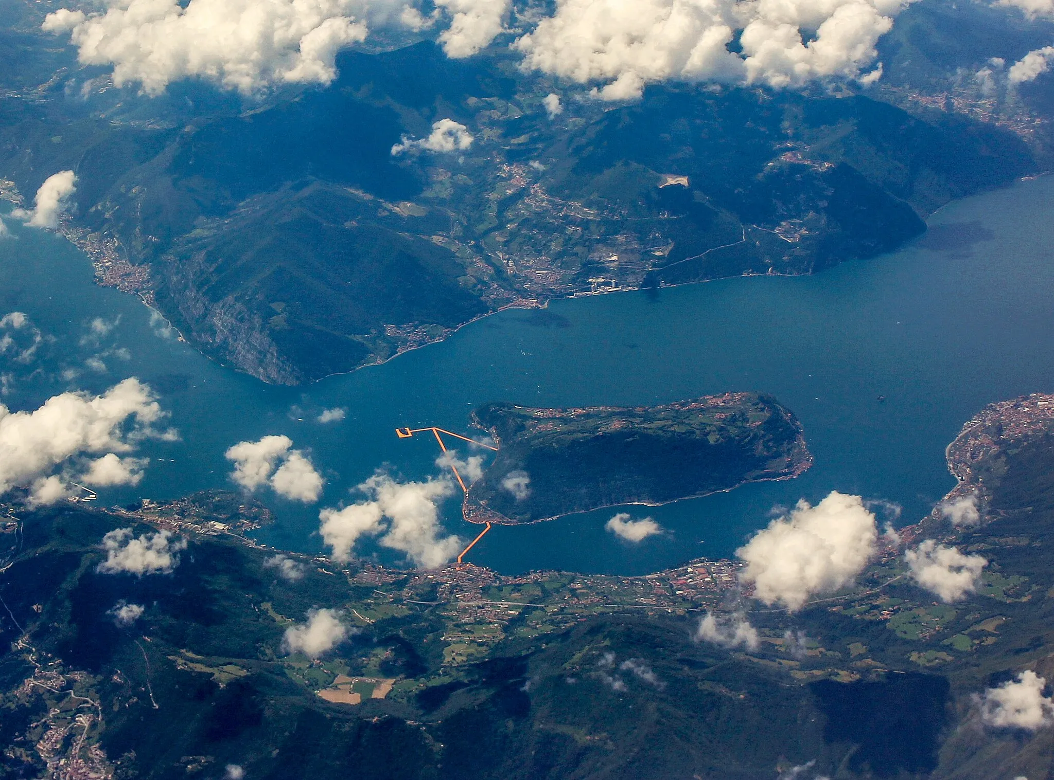 Photo showing: Aerial of Christo's project "The Floating Piers" on lake Iseo