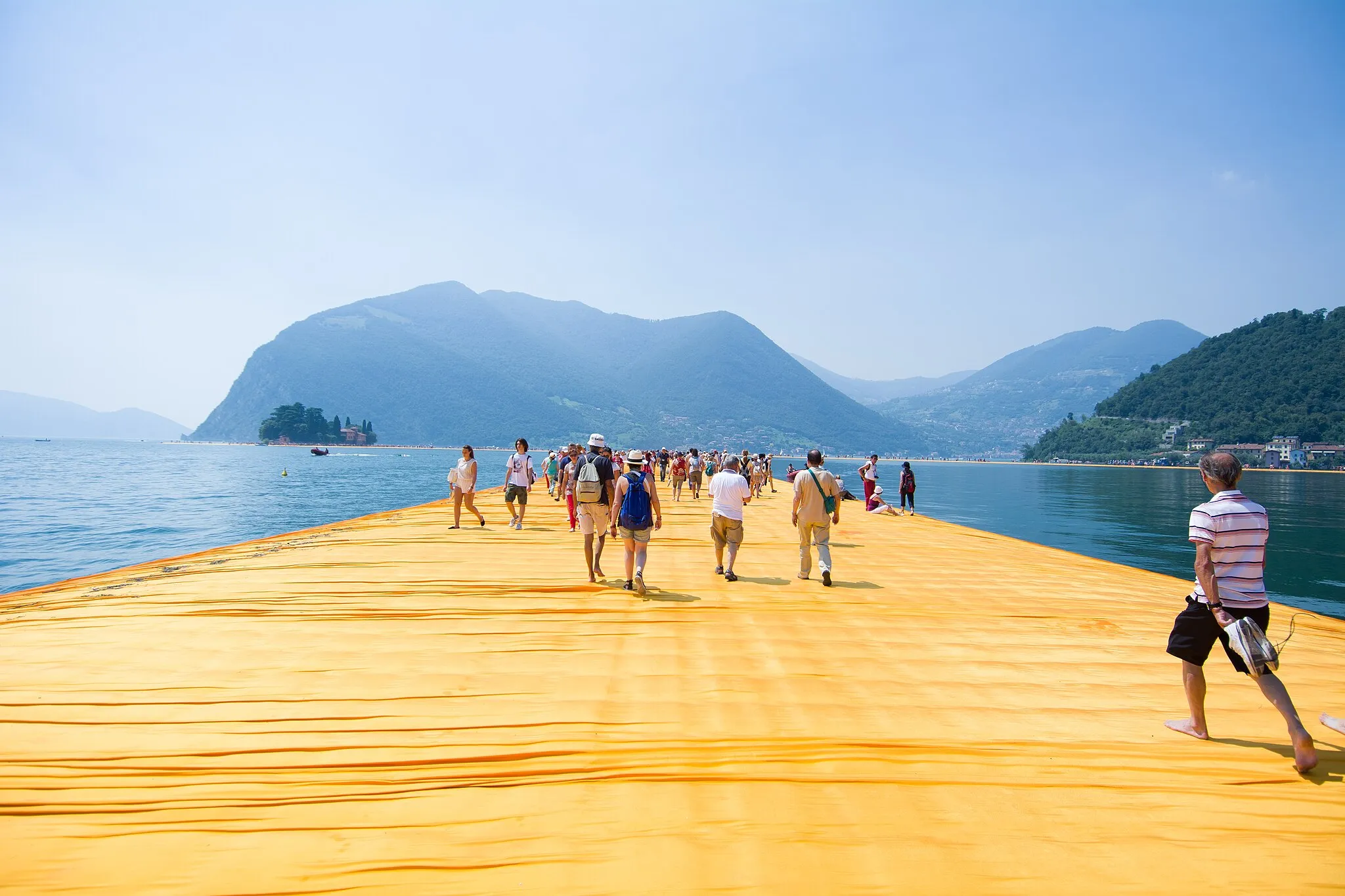 Photo showing: Part of an art installation at Lake Iseo created by Christo and Jeanne Claude.