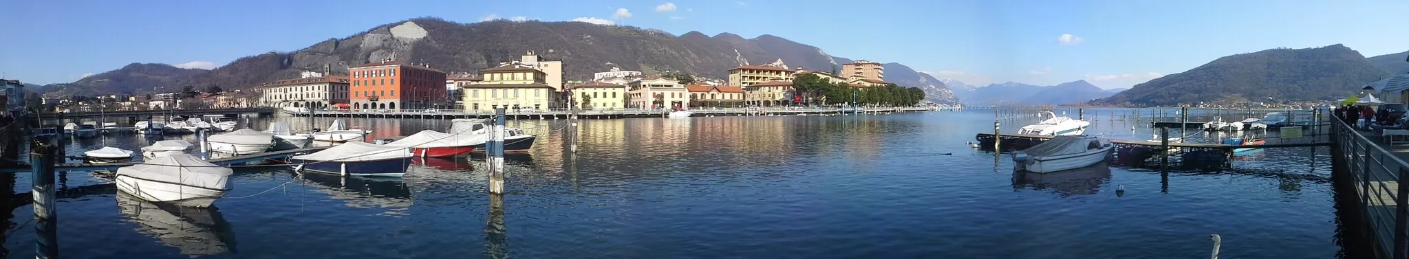 Photo showing: Panorama del lago di Iseo.