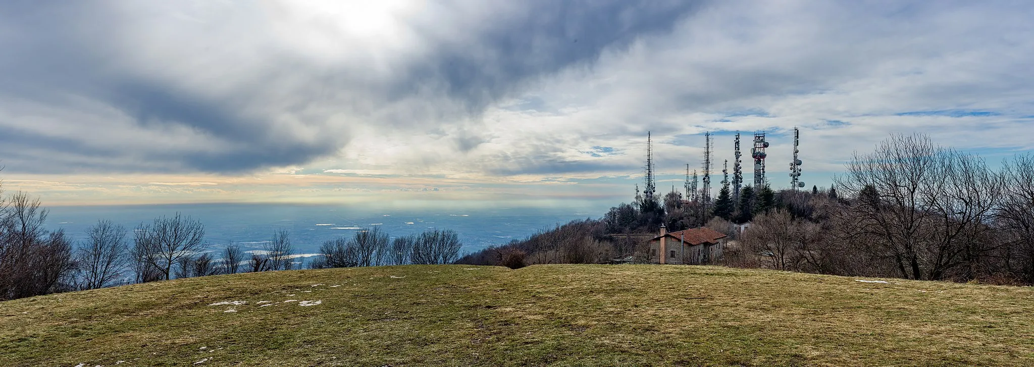 Photo showing: Antennas on mount Maddalena in Brescia.