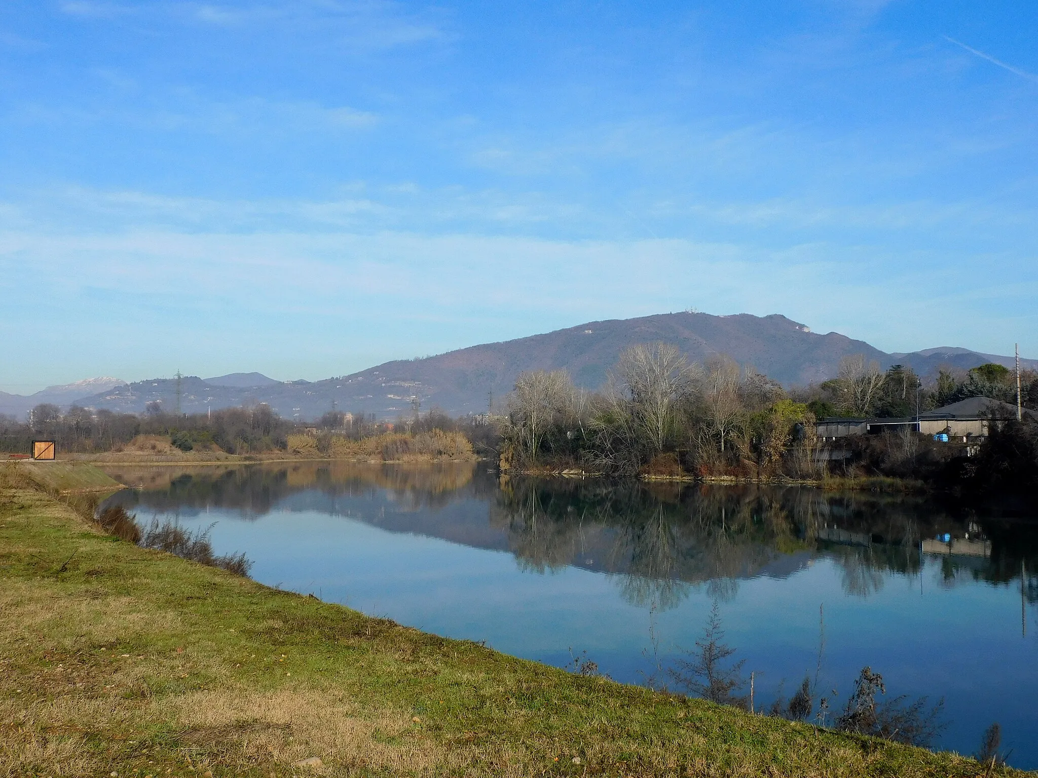 Photo showing: Veduta della parte settentrionale del lago di Gerolotto. Sullo sfondo il monte Maddalena