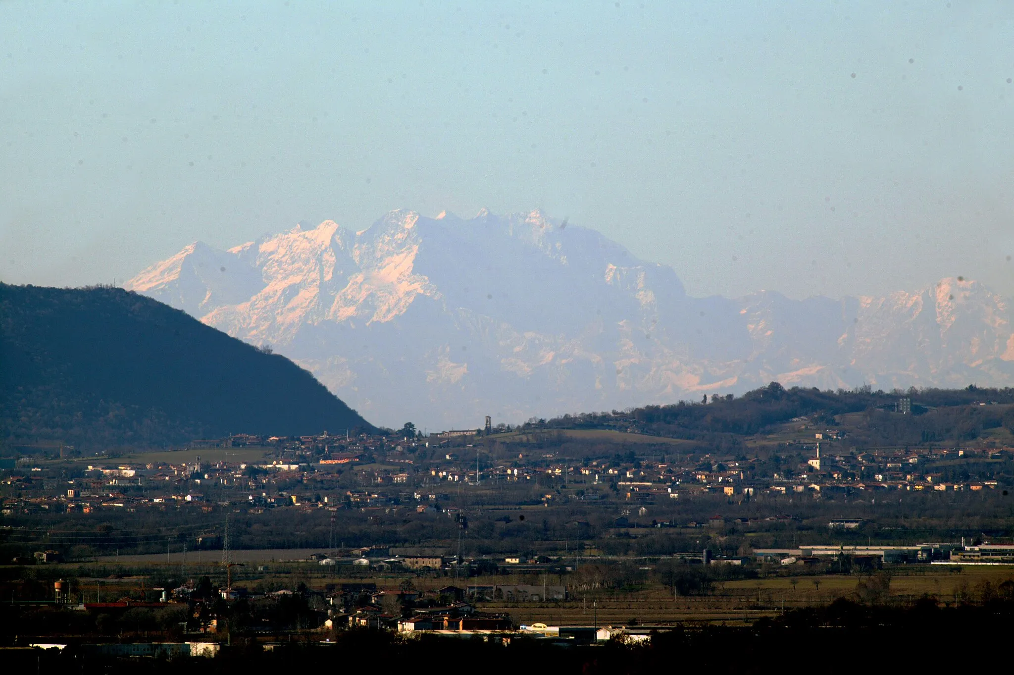 Photo showing: Monte Rosa ripreso con teleobiettivo e cavalletto dal Monte Maddalena (BS) in una giornata invernale caratterizzata da alta visibilità dovuta al vento Foen.
Il Monte sulla SX è il Montorfano nelle vicinanze di Rovato.