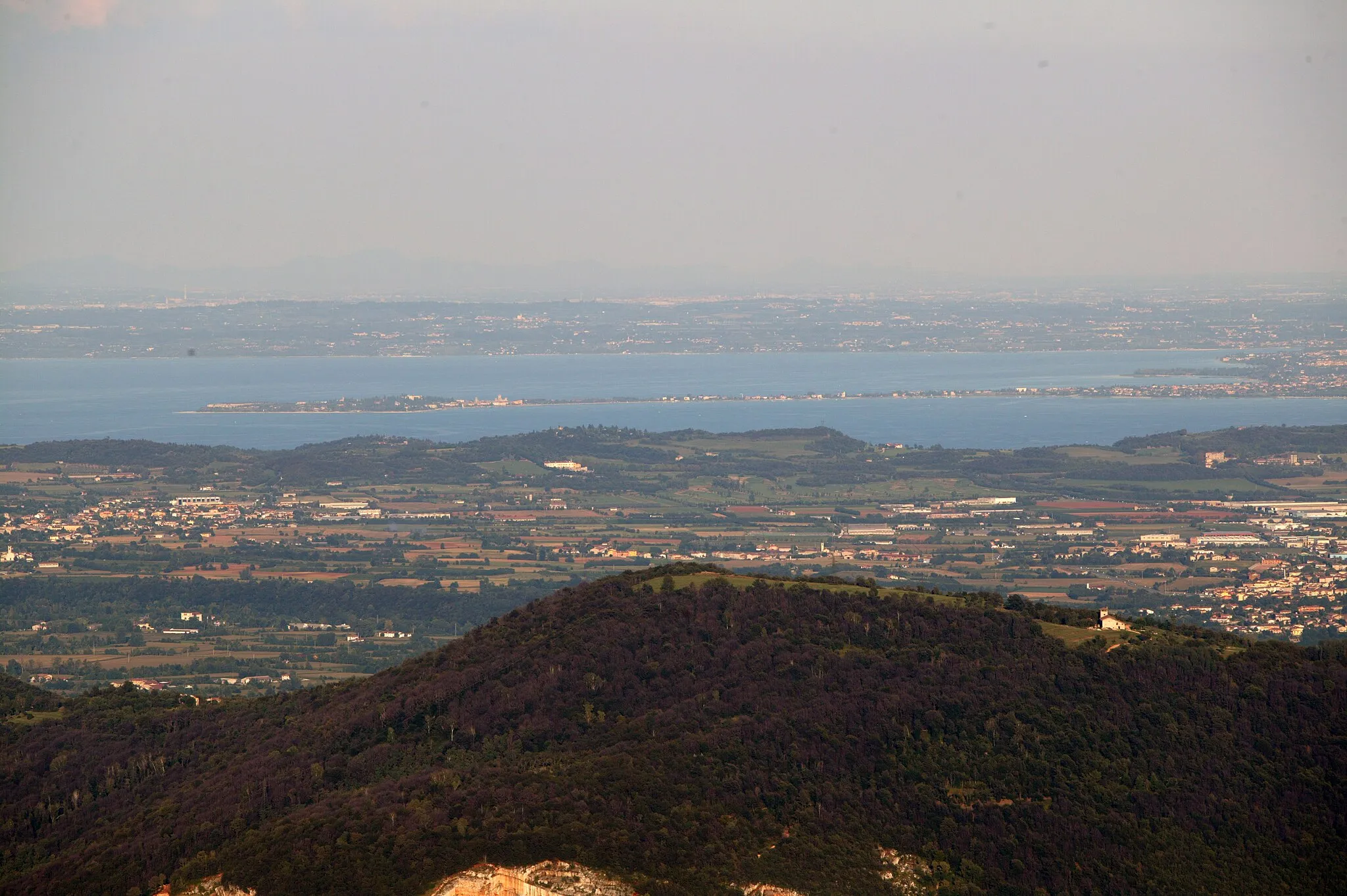 Photo showing: Il Promontorio di Sirmione ripreso dal Monte Maddalena.