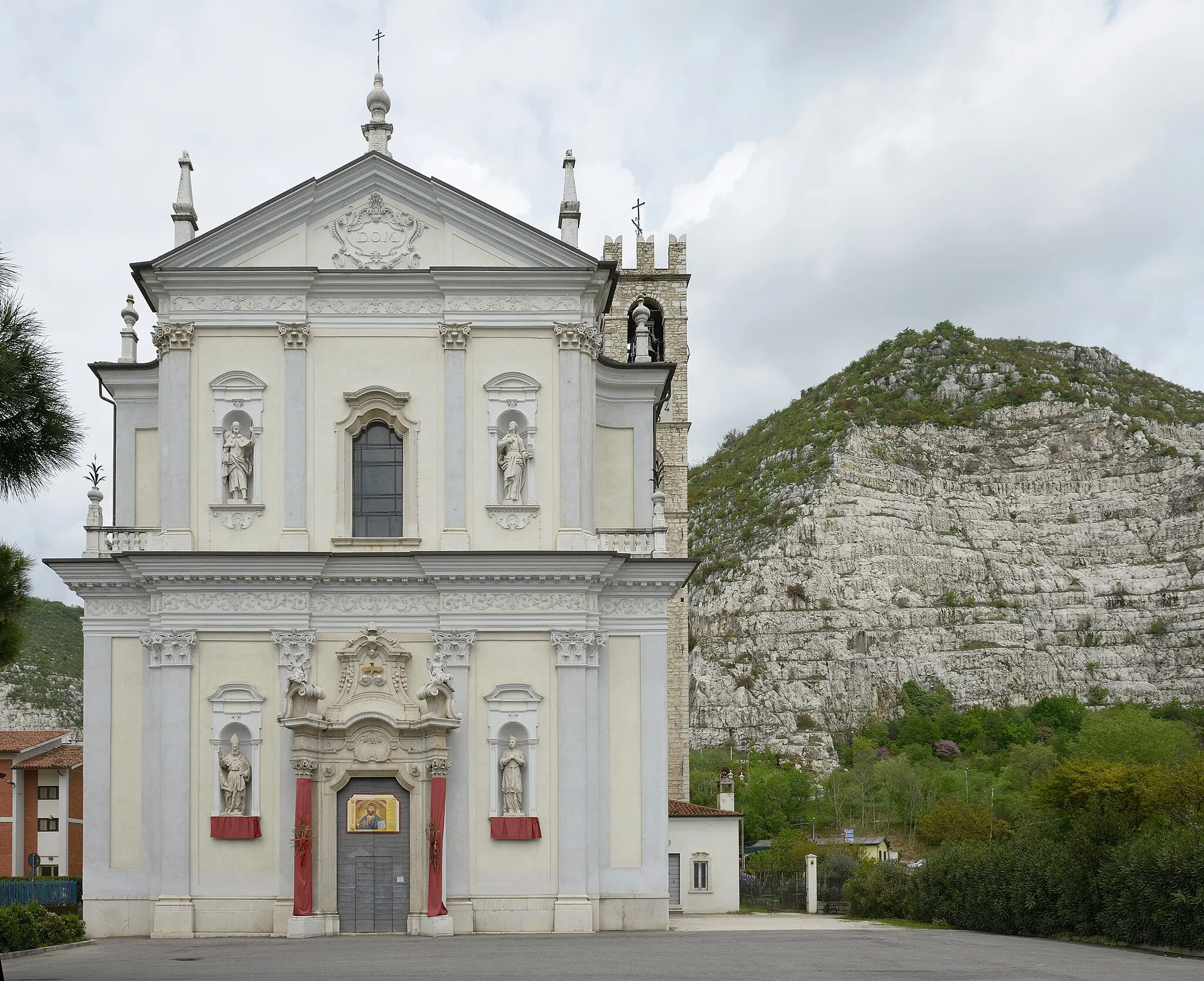 Photo showing: Facade of the church of the Saints Peter and Paul in Virle province of Brescia. On the right an abandoned marble quarry