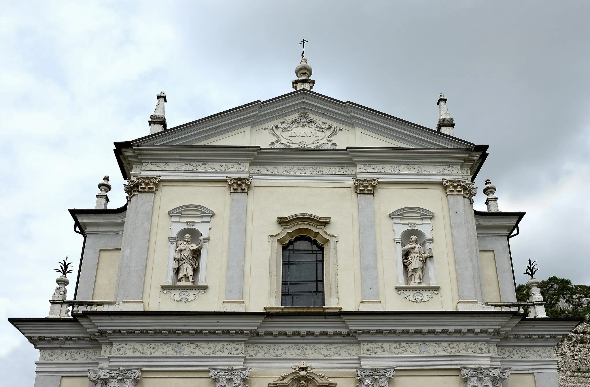 Photo showing: Detail of the facade of the church of the Saints Peter and Paul in Virle province of Brescia.