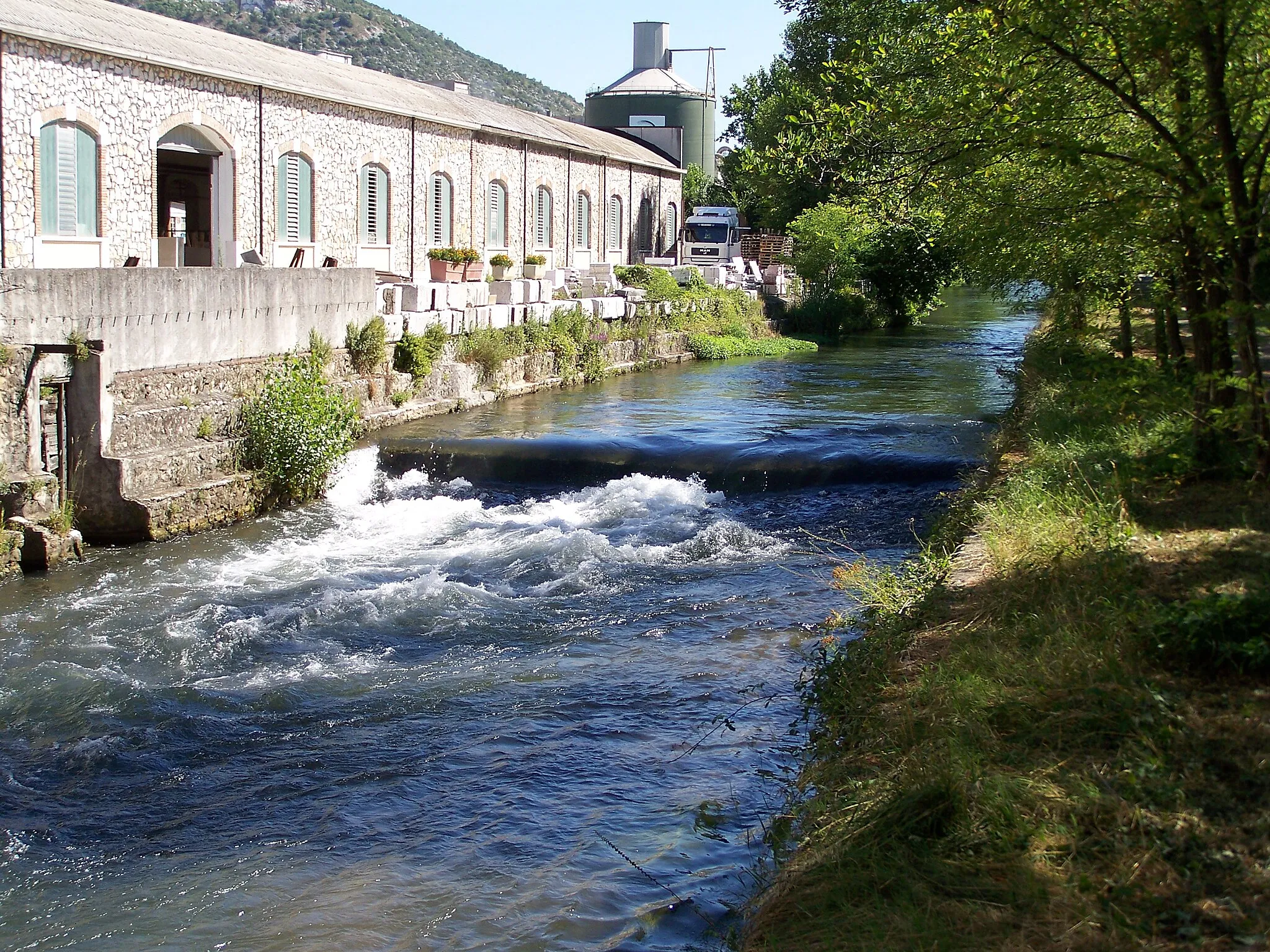 Photo showing: Breve salto del Naviglio Grande Bresciano nei pressi di Virle.