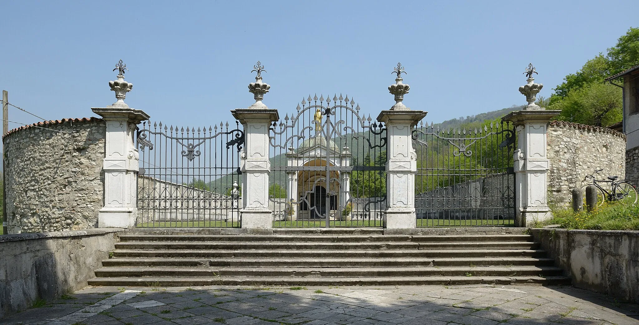 Photo showing: Wrought iron gate at the  sanctuary of Our Lady of Valverde in Rezzato.