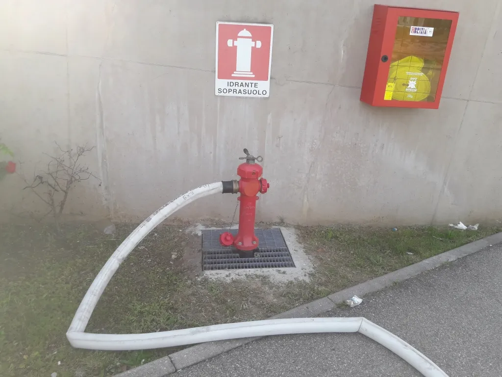 Photo showing: This fire-fighting facility can be inspected and edited within OsmHydrant (show).

English | français | +/−