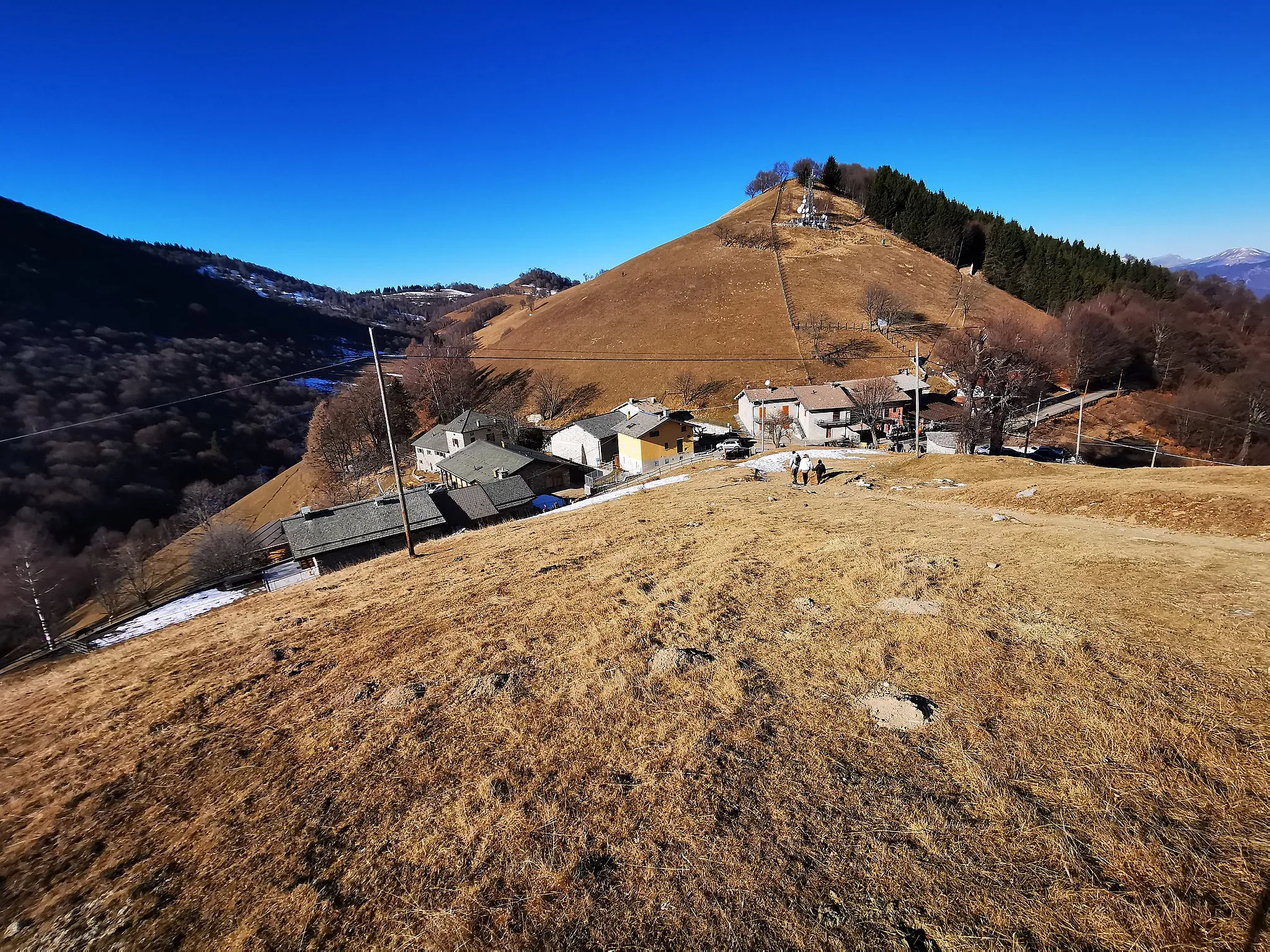 Photo showing: Le case della Bocchetta d'Orimento, sullo sfondo del Monte d'Orimento. Foto ripresa dal sentiero che conduce al Pizzo della Croce