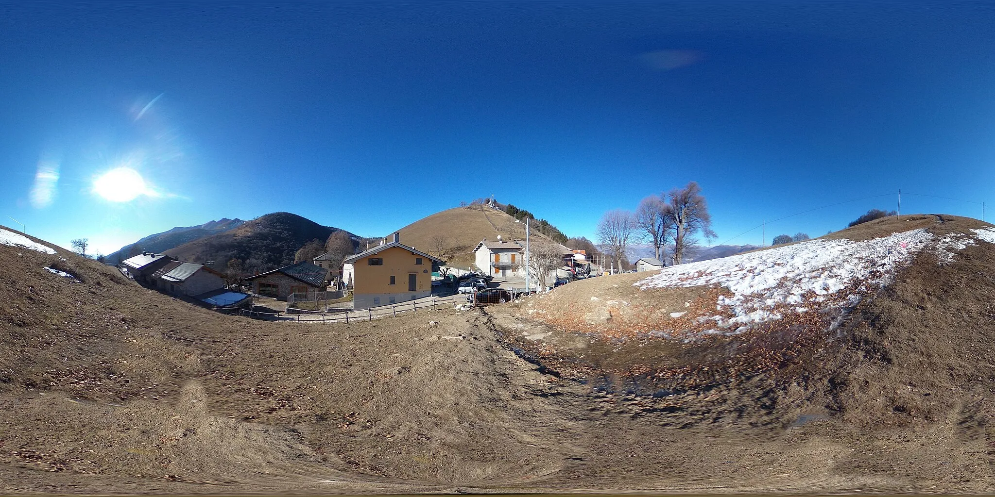 Photo showing: Al centro della foto la Bocchetta d'Orimento con gli edifici di Orimento (Centro Valle Intelvi), sullo sfondo del Monte d'Orimento. Ripresa dall'inizio della cresta Nord Ovest del Pizzo della Croce.