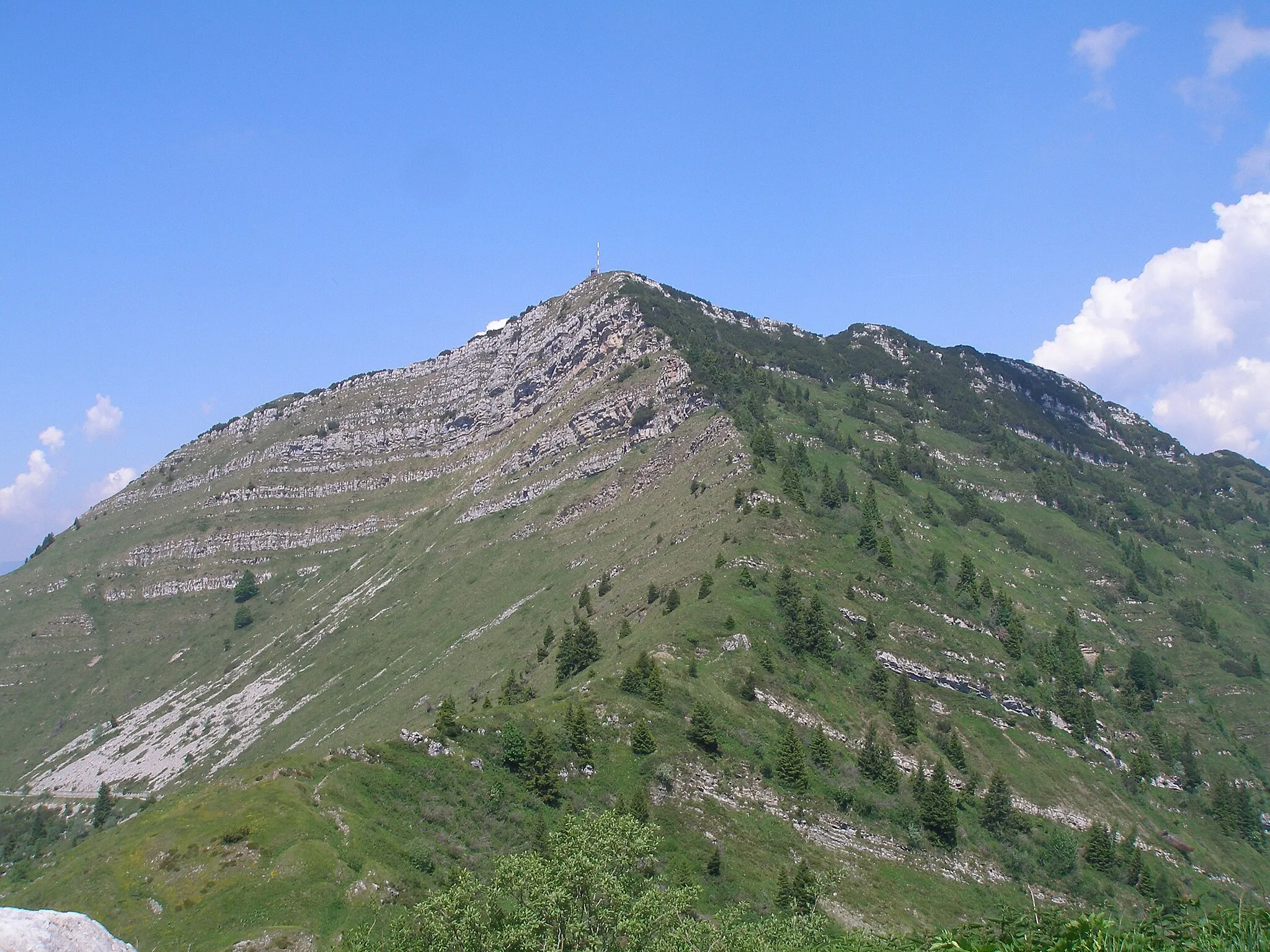 Photo showing: Mountains on the south-wester part of the Ledo Valley. From the left to right hand side: Cima della Marogna (1953 m), Monte Tremalzo (1973 m), Corno Spezzato (1856 m) and Monte Corno (1732 m)