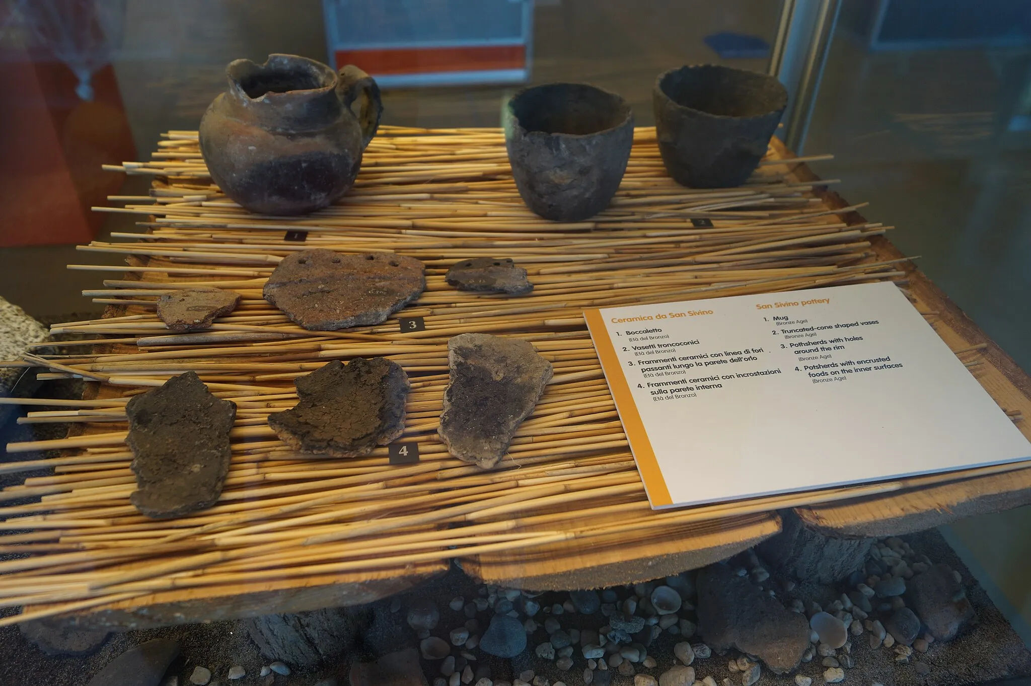 Photo showing: Manerba del Garda, Lombardy, Italy: Museo Civico Archeologico della Valtenesi: Pottery from the lake-dwelling of San Sivino.