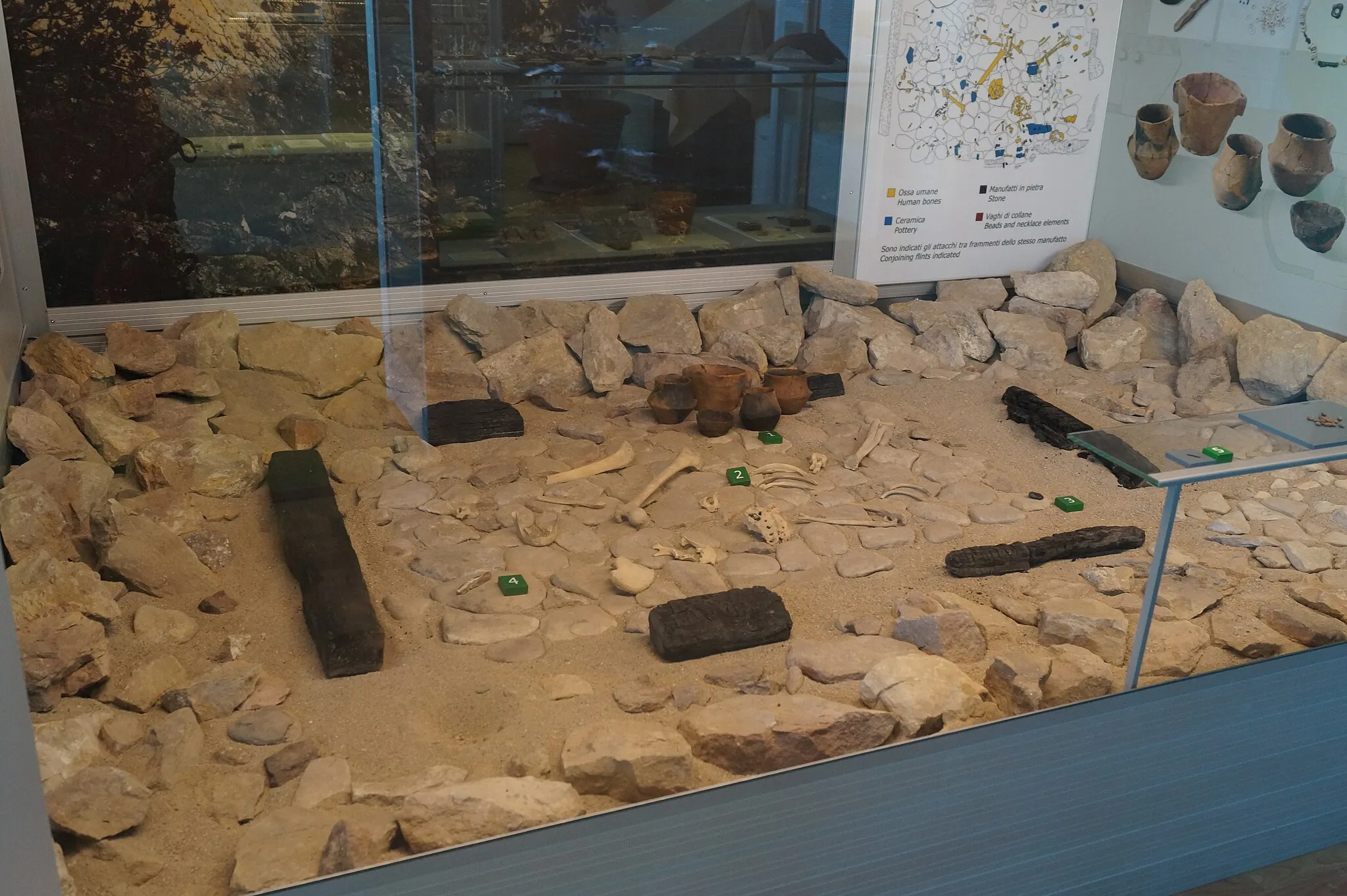 Photo showing: Manerba del Garda, Lombardy, Italy: Museo Civico Archeologico della Valtenesi: Reconstruction of burial chamber 133 of Riparo Valtenesi using the original stones.