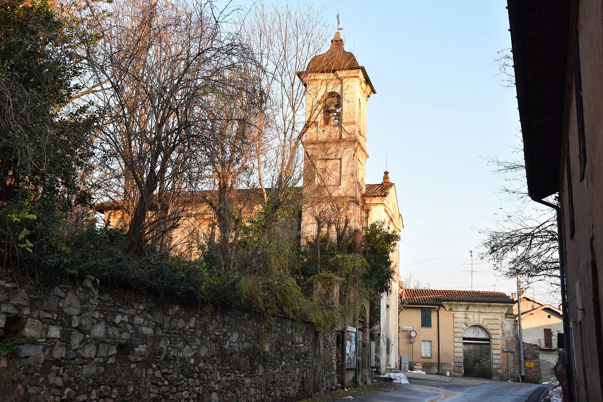 Photo showing: La chiesa parrocchiale di Velmaio, frazione di Arcisate, in provincia di Varese.