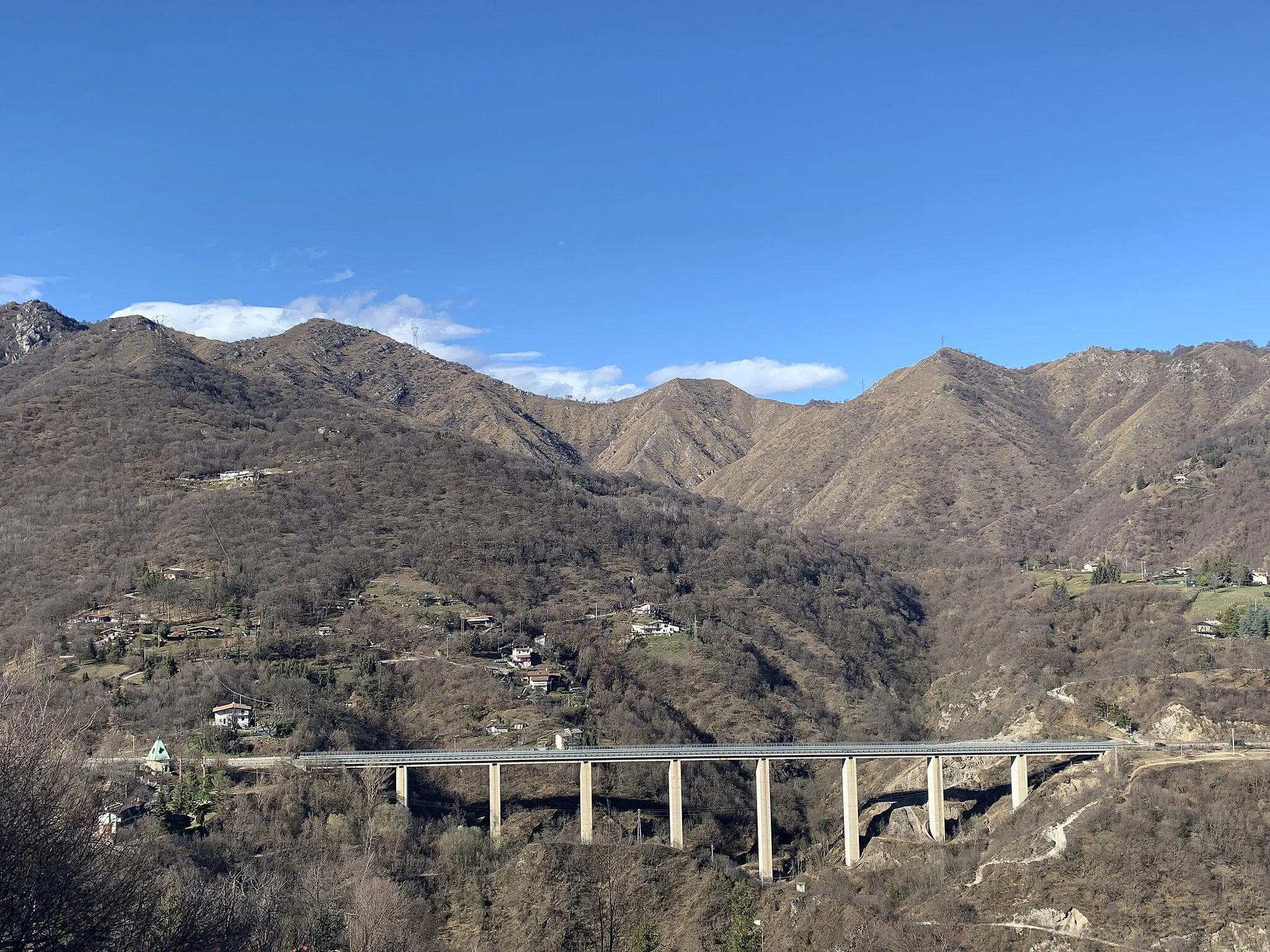 Photo showing: Uno dei ponti del passo del Cavallo e la chiesa Cristo dei monti visti dalle montagne circostanti (Lumezzane).