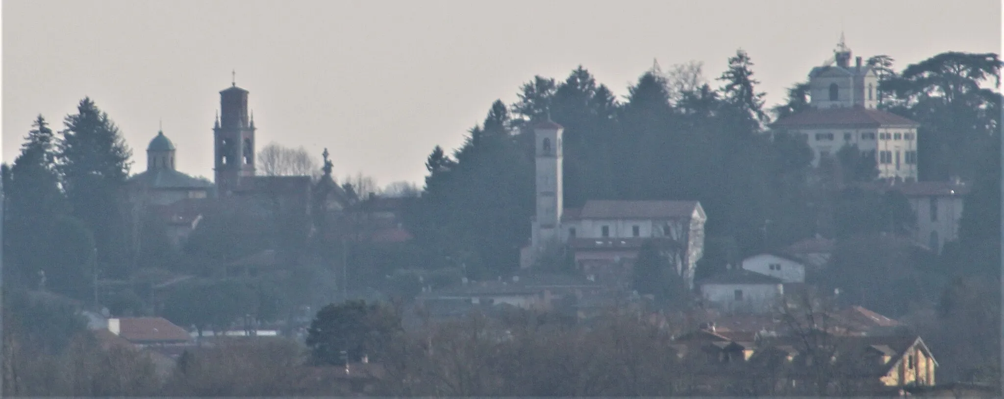 Photo showing: San Gerardo church in Olgiate Comasco - view from Colle San Maffeo in Rodero. In foreground: to the left, the bell-tower of the parish church of SS. Ippolito & Cassiano; to the right: Villa Camilla